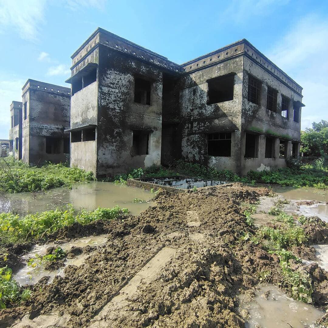चित्रकूट
बाढ़ और आफत के बीच पाठा और राजापुर क्षेत्रवासियो के लिए ख़ुशी की लहर, शिक्षा को और मज़बूती देने के लिए ज़िलाधिकारी पुलकित गर्ग की मेहनत लाई रंग, ज़माने से अधूरे पड़े रहे राजकीय बालिका विद्यालय राजापुर और मानिकपुर को पूर्ण निर्माण किए जाने की मिली इजाज़त, वर्ष 2008-09 में स्वीकृति मिली थी लेकिन किन्हीं कारणों से निर्माण कार्य रुक हुआ था जिसके लिए डीएम ने शासन स्तर पर पैरवी करवाते हुए पुनः कार्य पूर्ण करवाने की इजाज़त पा ली है, जीजीआईसी राजापुर के अधूरे प्रांगण में पहुंचकर डीएम पुलकित गर्ग ने ख़ुशी से साझा करते हुए इस ख़बर को आम जनमानस को अवगत करवाया है, उन्होंने बताया कि जीजीआइसी राजापुर के लिए 4.11 करोड़ और जीजीआईसी मानिकपुर के लिए 5.55 करोड़ की धनराशि स्वीकृत हुई है, डीएम पुलकित गर्ग ने बताया कि महज़ 9 महीने की अवधि में यह विद्यालय का निर्माण कार्य पूर्ण हो जाएगा और छात्राओं को पठन पाठन के लिए समर्पित कर दिया जायेगा, आपको बता दें कि इन दोनों विद्यालयों को यूपीपीसीएल कंपनी ने पूर्व में अधूरा छोड़ दिया जिसकी अब निर्माण कार्य की ज़िम्मेदारी आवास विकास को सौंपी गई है।