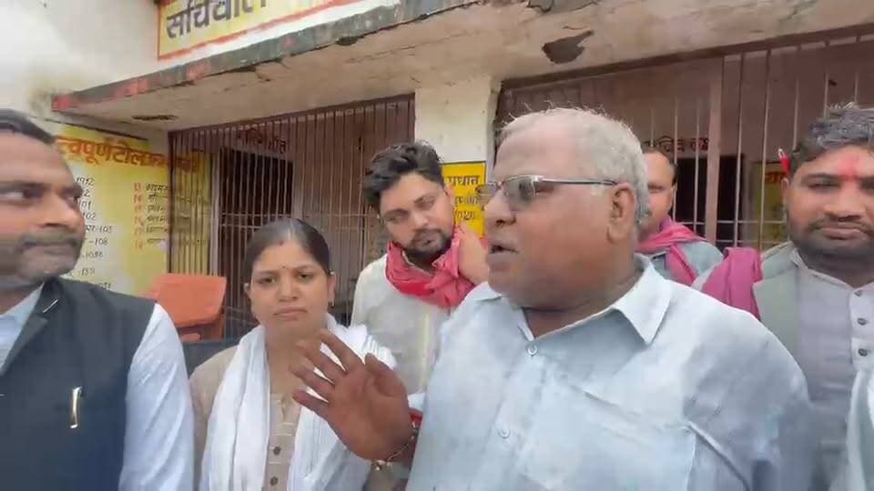 #चित्रकूट
जिला अधिवक्ता संघ के पदाधिकारियों ने अध्यक्ष सुशील मिश्र की अगुवाई में कर्वी ब्लॉक अंतर्गत मकरी पहरा में बांटी राहत सामग्री
अधिवक्ता संघ जिलाध्यक्ष सुशील मिश्र ने साझा की जानकारी