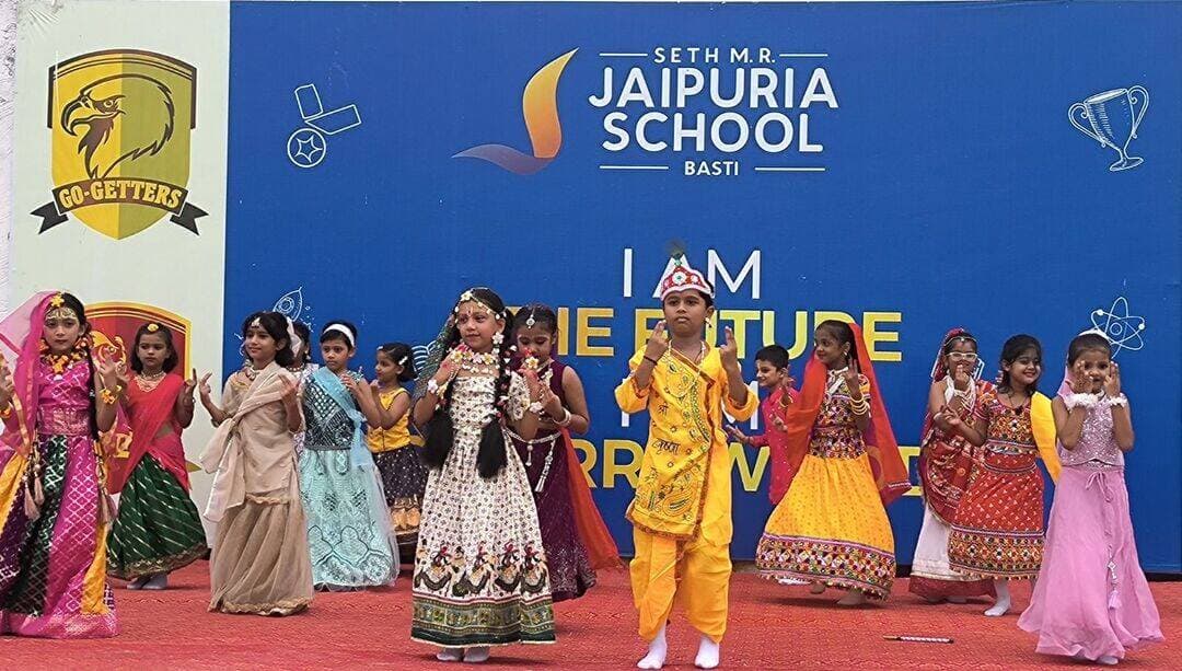 जयपुरिया स्कूल बस्ती में हर्षोल्लास से मनाई गई श्रीकृष्ण जन्माष्टमी
कक्षा 9 के विद्यार्थियों ने प्रस्तुत की श्रीकृष्ण की शिक्षाएँ, कक्षा 1 एवं 2 के नन्हे कलाकारों ने मनमोहक नृत्य से मोहा मन
बस्ती। सेठ एम. आर. जयपुरिया स्कूल, बस्ती कैंपस में श्रीकृष्ण जन्माष्टमी का पर्व हर्षोल्लास, उमंग और भक्ति-भाव के साथ मनाया गया। इस अवसर पर विद्यालय परिसर श्रीकृष्ण की बाल लीलाओं, उनके जीवन-मूल्यों और उनके प्रेरणादायी संदेशों से जीवंत हो उठा।
कार्यक्रम के अंतर्गत आयोजित विशेष प्रार्थना सभा का संचालन एवं प्रस्तुति कक्षा 9 के विद्यार्थियों द्वारा किया गया। विद्यार्थियों ने अपनी प्रभावशाली प्रस्तुति के माध्यम से भगवान श्रीकृष्ण के जीवन एवं उनकी शिक्षाओं को प्रस्तुत किया। उन्होंने बताया कि श्रीकृष्ण केवल एक महान धार्मिक एवं ऐतिहासिक व्यक्तित्व ही नहीं, बल्कि धर्म, साहस, करुणा, मित्रता, कर्तव्यनिष्ठा और निष्काम कर्म के प्रतीक हैं। विद्यार्थियों ने यह संदेश भी दिया कि श्रीकृष्ण की शिक्षाएँ आज के जीवन में भी उतनी ही प्रासंगिक हैं और हमें कठिन परिस्थितियों में सही निर्णय लेने तथा अपने कर्तव्यों का निष्ठापूर्वक पालन करने की प्रेरणा देती हैं।
समारोह का सबसे आकर्षक क्षण तब आया जब कक्षा 1 एवं 2 के नन्हे-मुन्ने विद्यार्थियों ने पारंपरिक वेशभूषा में मनमोहक नृत्य प्रस्तुतियाँ दीं। नन्हे कलाकारों की मासूम मुस्कान, सुंदर भाव-भंगिमाएँ और आत्मविश्वास से भरी प्रस्तुतियों ने सभी का मन मोह लिया। उनकी प्रस्तुतियों को उपस्थित शिक्षकों एवं विद्यार्थियों ने खूब सराहा।
जन्माष्टमी का यह आयोजन बच्चों के लिए केवल एक सांस्कृतिक एवं धार्मिक उत्सव नहीं रहा, बल्कि भारतीय संस्कृति, परंपराओं और जीवन-मूल्यों को अनुभव के माध्यम से समझने का अवसर भी बना। विद्यार्थियों ने अपनी प्रस्तुतियों के माध्यम से यह संदेश दिया कि जब शिक्षा को संस्कृति और मूल्यों से जोड़ा जाता है, तो सीखने की प्रक्रिया और अधिक अर्थपूर्ण एवं यादगार बन जाती है।
विद्यालय के निदेशक मनीष अग्रवाल, हिमांशु सेन एवं राहुल सिंह ने विद्यार्थियों एवं शिक्षकों के प्रयासों की सराहना करते हुए कहा कि त्योहार बच्चों की शिक्षा का महत्वपूर्ण हिस्सा हैं। इनके माध्यम से विद्यार्थी अपनी संस्कृति, परंपराओं और जीवन-मूल्यों से भावनात्मक रूप से जुड़ते हैं। भगवान श्रीकृष्ण का जीवन हमें कठिन परिस्थितियों में साहस बनाए रखने, दूसरों के प्रति करुणा रखने और सदैव सही कार्य करने की प्रेरणा देता है। उन्होंने कहा कि विद्यालय को प्रसन्नता है कि विद्यार्थी इन मूल्यों को केवल पढ़ नहीं रहे, बल्कि अपनी प्रस्तुतियों और अनुभवों के माध्यम से आत्मसात भी कर रहे हैं।
विद्यालय के प्रधानाचार्य सुभाष जोशी ने विद्यार्थियों एवं शिक्षकों को कार्यक्रम की सफलता पर बधाई देते हुए कहा कि जन्माष्टमी हमें यह समझने की प्रेरणा देती है कि श्रीकृष्ण की शिक्षाओं को केवल पढ़ना ही नहीं, बल्कि उन्हें अपने जीवन में उतारना भी आवश्यक है। उन्होंने कहा कि कक्षा 9 के विद्यार्थियों की आत्मविश्वासपूर्ण प्रस्तुति तथा कक्षा 1 एवं 2 के नन्हे बच्चों का उत्साह और मासूमियत मिलकर श्रीकृष्ण के व्यक्तित्व की सुंदर झलक प्रस्तुत करते हैं।
समारोह का समापन प्रेम, करुणा, कर्तव्यनिष्ठा और साहस के संदेश के साथ हुआ। जन्माष्टमी का यह आयोजन विद्यार्थियों के मन में भारतीय संस्कृति के प्रति सम्मान और जीवन-मूल्यों के प्रति प्रतिबद्धता की सुंदर अनुभूति छोड़ गया।
सेठ एम. आर. जयपुरिया स्कूल, बस्ती का यह आयोजन इस विश्वास को मजबूत करता है कि जब संस्कृति, रचनात्मकता और मूल्य शिक्षा से जुड़ते हैं, तो हर उत्सव बच्चों के लिए जीवन का एक सुंदर और यादगार पाठ बन जाता है।