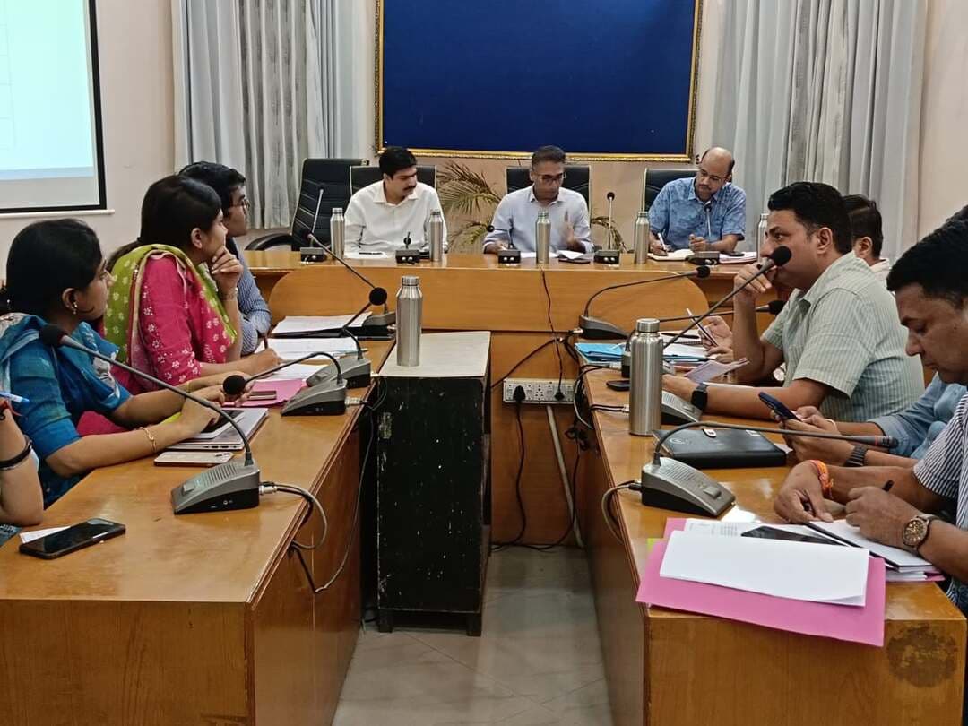 नगर निगम चुनाव-2026 की तैयारियों की समीक्षा
जिला निर्वाचन अधिकारी गौरव अग्रवाल ने दिए आपसी समन्वय से कार्य करने के निर्देश
@followers @top fans News 24 Udaipur District Collector & Magistrate - Udaipur
#viralpost #nonfollowers #election #NikayChunav #training
उदयपुर, 3 सितंबर। नगर निगम चुनाव-2026 की तैयारियों को लेकर जिला निर्वाचन अधिकारी एवं जिला कलेक्टर गौरव अग्रवाल की अध्यक्षता में सभी प्रकोष्ठ प्रभारियों एवं सह-प्रभारियों की बैठक आयोजित हुई। बैठक में विभिन्न निर्वाचन प्रकोष्ठों की तैयारियों एवं कार्यों की समीक्षा की गई।
बैठक में कार्मिक, प्रशिक्षण, मतदान दल एवं सामग्री, ईवीएम-वीवीपैट, परिवहन, कानून एवं व्यवस्था, स्वीप, आदर्श आचार संहिता, मीडिया, नियंत्रण कक्ष, व्यय निगरानी तथा मतगणना प्रकोष्ठ सहित अन्य प्रकोष्ठों के कार्यों की जानकारी ली गई।
जिला निर्वाचन अधिकारी ने सभी प्रकोष्ठों को आपसी समन्वय एवं बेहतर तालमेल के साथ समयबद्ध रूप से निर्वाचन कार्य संपादित करने के निर्देश दिए। उन्होंने कहा कि निर्वाचन प्रक्रिया को निष्पक्ष, पारदर्शी एवं व्यवस्थित ढंग से संपन्न कराने के लिए सभी आवश्यक व्यवस्थाएं समय पर सुनिश्चित की जाएं।
बैठक में उप जिला निर्वाचन अधिकारी दीपेंद्र सिंह राठौड़, नगर निगम आयुक्त अभिषेक खन्ना, जिला परिषद के मुख्य कार्यकारी अधिकारी प्रीतम कुमार, रिटर्निंग ऑफिसर अबुल सई कृष्ण सहित विभिन्न प्रकोष्ठों के प्रभारी एवं सह-प्रभारी उपस्थित रहे।