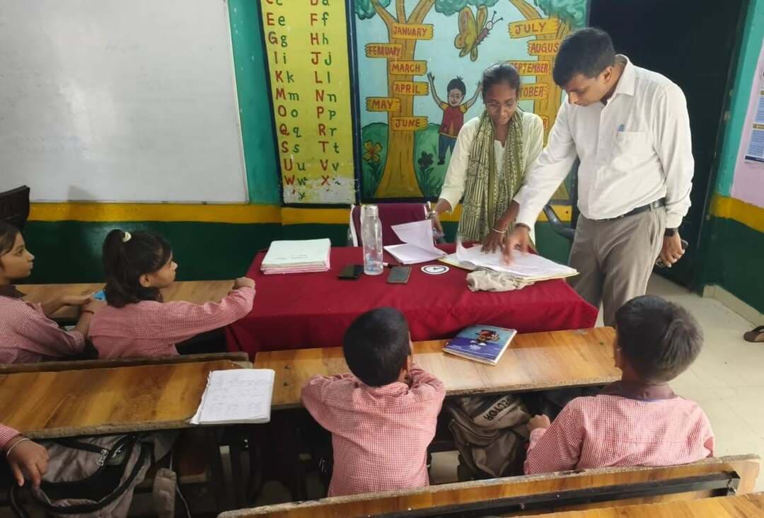 फिरोजाबाद - जिला बेसिक शिक्षा अधिकारी ने 7 स्कूलों का किया निरीक्षण शिकोहाबाद ब्लॉक के विद्यालयों में पहुंचे अधिकारी
जिला बेसिक शिक्षा अधिकारी अनिल कुमार ने शिकोहाबाद ब्लॉक के 7 परिषदीय स्कूलों का किया औचक निरीक्षण_
जिला बेसिक शिक्षा अधिकारी द्वारा आज विकास खण्ड शिकोहाबाद के 7 परिषदीय विद्यालयों का आकस्मिक निरीक्षण किया गया।
जिन स्कूलों का निरीक्षण हुआ - प्राथमिक विद्यालय चमरौली, प्राथमिक विद्यालय जेवडा, उच्च प्राथमिक विद्यालय जेवडा, प्राथमिक विद्यालय धौरऊ हिम्मतपुर, उच्च प्राथमिक विद्यालय धौरऊ हिम्मतपुर, कम्पोजिट स्कूल बदनपुर कर्खा और प्राथमिक विद्यालय साढुपुर।
निरीक्षण में सभी स्टाफ उपस्थित मिला। BSA ने छात्र-छात्राओं को गुणवत्तापूर्ण शिक्षा देने, निपुण भारत मिशन की गतिविधियां चलाने और स्कूलों में साफ-सफाई के निर्देश दिए।
बाद में BRC सिविल लाइन पर प्रधानाध्यापकों के साथ समग्र शिक्षा के निर्माण कार्यों को लेकर बैठक कर दिशा-निर्देश दिए।
#Firozabad #Shikohabad #BSA #BasicEducation #DDMNEWS