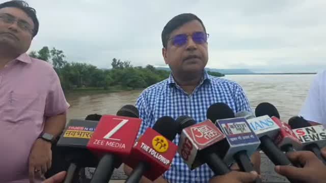 संभावित भारी बारिश को लेकर उपायुक्त ने तटीय क्षेत्रों का किया निरीक्षण
*कोयल एवं सोन नदी के जलस्तर और फसल क्षति का लिया जायजा, अधिकारियों को त्वरित आकलन एवं आवश्यक तैयारियों के निर्देश*
**************************************
गढ़वा। जिले में हो रहे भारी वर्षापात एवं आगामी दिनों में संभावित भारी वर्षा के मद्देनजर नदी क्षेत्रों में उत्पन्न होने वाली परिस्थितियों को लेकर उपायुक्त-सह-जिला दंडाधिकारी पशुपति नाथ मिश्रा ने बुधवार को जिले के विभिन्न तटीय एवं संवेदनशील क्षेत्रों का स्थल निरीक्षण किया। इस दौरान उन्होंने मझिआंव प्रखंड अंतर्गत कोयल नदी एवं कांडी प्रखंड के सोन नदी क्षेत्र सहित आसपास के इलाकों का जायजा लिया तथा लगातार बारिश के कारण फसलों को हुए नुकसान का भी निरीक्षण किया।
उपायुक्त ने संबंधित अंचल अधिकारियों को निर्देश दिया कि प्रभावित क्षेत्रों में फसल क्षति का स्थल पर सही एवं पारदर्शी तरीके से आकलन कर अविलंब रिपोर्ट उपलब्ध कराई जाए, ताकि प्रभ