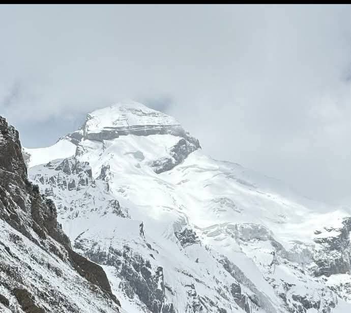 Dharchula.
आदि कैलाश यात्रा मार्ग पर एसडीएम की नजर, मौसम अनुकूल हुआ तो 15 सितंबर से जारी हो सकते हैं इनर लाइन परमिट
धारचूला। आदि कैलाश यात्रा मार्ग पर मौसम की स्थिति और सुरक्षा व्यवस्था को लेकर उपजिलाधिकारी धारचूला आशीष जोशी लगातार नजर बनाए हुए हैं। लगातार खराब मौसम और मौसम विभाग के अलर्ट के चलते यात्रा संचालन को लेकर असमंजस की स्थिति बनी हुई है।
उपजिलाधिकारी आशीष जोशी ने कहा कि मौसम की परिस्थितियां अनुकूल होने पर 15 सितंबर तक संभावित रूप से इनर लाइन परमिट (ILP) जारी किए जा सकते हैं। हालांकि उन्होंने स्पष्ट किया कि परमिट जारी करने का निर्णय पूरी तरह मौसम और यात्रा मार्ग की परिस्थितियों को देखते हुए लिया जाएगा। इसमें एक-दो दिन का अंतर भी संभव है।
एसडीएम ने यात्रा से जुड़े टूर ऑपरेटर्स, यात्रा संचालकों, टैक्सी संचालकों और टैक्सी यूनियन के प्रतिनिधियों से विशेष सतर्कता बरतने की अपील की है। उन्होंने कहा कि सभी लोग अपने-अपने यात्रा दलों को संभावित तिथि और मौसम की स्थिति के बारे में स्पष्ट रूप से अवगत कराएं, ताकि यात्रियों को किसी प्रकार की परेशानी का सामना न करना पड़े।
लगातार मौसम विभाग के अलर्ट के बीच अब सभी की नजरें 15 सितंबर पर टिकी हैं। हालांकि यात्रा शुरू करने से पहले मौसम की स्थिति और प्रशासन की अनुमति को प्राथमिकता देना जरूरी होगा।
Follow please 🙏