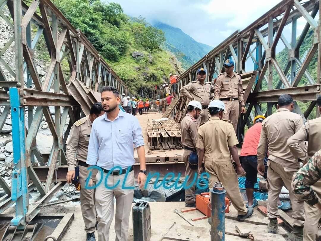 कुलागाड़ पुल पर अंतिम चरण का काम जारी, एक-दो दिन में यातायात सुचारू होने की उम्मीद
धारचूला। लंबे समय से निर्माणाधीन कुलागाड़ पुल पर अब अंतिम चरण का कार्य चल रहा है। पुल को जल्द ही यातायात के लिए खोलने की तैयारी की जा रही है। शुक्रवार तक अथवा एक-दो दिन के भीतर यातायात सुचारू करने की कार्रवाई शुरू होने की उम्मीद जताई गई है।
जिलाधिकारी धारचूला आशीष जोशी ने कुलागाड़ पहुंचकर निर्माण कार्य का स्थलीय निरीक्षण किया। इस दौरान बीआरओ की टीम ने उन्हें पुल निर्माण की प्रगति और वर्तमान स्थिति से अवगत कराया।
बीआरओ की ओर से बताया गया कि पुल का निर्माण कार्य अंतिम चरण में है। फिलहाल पुल की पेंटिंग, अंतिम लेयर और अन्य फिनिशिंग कार्य किए जा रहे हैं। कार्य की प्रगति संतोषजनक बताई गई है।
वहीं, पुल के समीप यातायात संचालन के लिए बनाई गई अस्थायी वैकल्पिक व्यवस्था भी सुरक्षित बताई गई है और फिलहाल इसी मार्ग से यातायात सुचारू रूप से संचालित हो रहा है।
जिलाधिकारी आशीष जोशी ने बताया कि कुलागाड़ पुल का कार्य लगभग पूर्ण हो चुका है और एक-दो दिन में पुल को यातायात के लिए खोलने की संभावना है। पुल खुलने से क्षेत्र में आवागमन करने वाले लोगों और वाहन चालकों को बड़ी राहत मिलने की उम्मीद है।