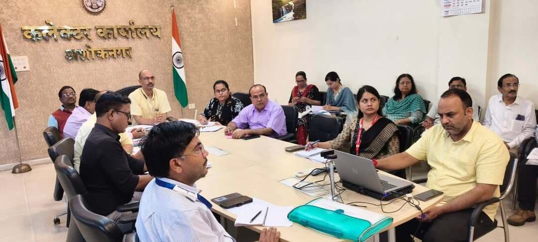 आयुक्त ग्वालियर संभाग की अध्यक्षता में अभियानों की समीक्षा बैठक आयोजित
--
आयुक्त ग्वालियर संभाग श्री मनोज खत्री की अध्यक्षता में वीडियों कान्फ्रेंस के माध्यम से गुरुवार को ग्वालियर संभाग के जिला कलेक्टरों से मुख्यमंत्री जन विश्वास अभियान तथा सेवा संकल्प अभियान के संबंध में विस्तार से समीक्षा कर आवश्यक दिशा निर्देश दिए।
आयुक्त श्री खत्री ने मुख्यमंत्री जन विश्वास अभियान के अंतर्गत निर्धारित पोर्टल पर विभागों द्वारा की जाने वाली एंट्री के संबंध में आवश्यक निर्देश दिए। उन्होंने निर्देशित किया कि आगामी 17 सितंबर 2026 से सेवा संकल्प अभियान का शुभारंभ किया जाएगा । इस अभियान के सफल संचालन हेतु संबंधित विभागों की जिम्मेदारी तय की जाए। उन्होंने सीएम हेल्पलाइन, लोक सेवा गारंटी,आरबीसी 6(4) के प्रकरणों पर कार्यवाही,स्कूल,आंगनबाड़ी, छात्रावास की नियमित समीक्षा किये जाने के निर्देश दिए।
वीडियो कांफ्रेंस में कलेक्टर श्री साकेत मालवीय, मुख्य कार्यपालन अधिकारी जिला पंचायत श्री राजेश जैन, अपर कलेक्टर श्री डी.एन.सिंह, संयुक्त कलेक्टर श्रीमती सोनम जैन, श्री आर.बी.सिण्डोस्कर,श्री विकास कुमार आनंद उपस्थित रहे।
#ashoknagar
