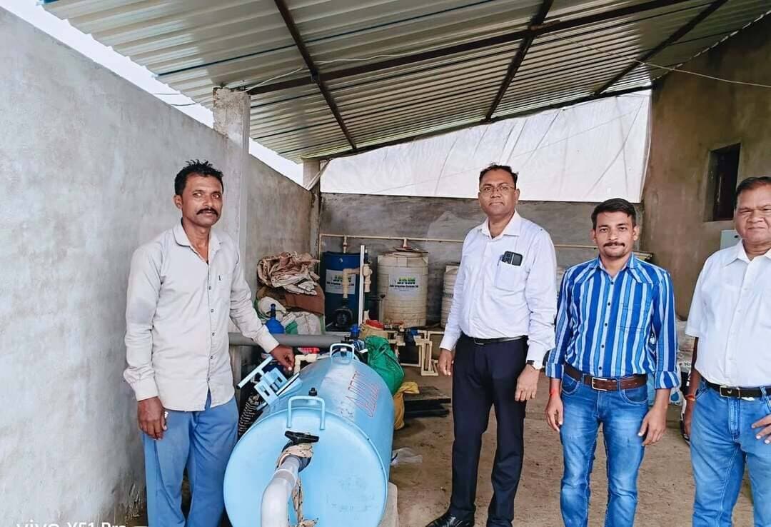 ➡️ कहानी सच्ची है
➡️ सेंसर आधारित स्वचालित फर्टिगेशन सिस्टम से किसान राजेंद्र लोधी को आधुनिक कृषि का लाभ
राष्ट्रीय कृषि विकास योजना वर्ष 2025-26 के अंतर्गत सेंसर आधारित स्वचालित फर्टिगेशन सिस्टम कृषक श्री राजेंद्र लोधी, ग्राम मूडरा, विकासखंड जैसीनगर में स्थापित किया गया है। सिस्टम की कुल लागत 4 लाख 31 हजार रुपये है, जिस पर कृषक को 2 लाख रुपये का अनुदान प्रदान किया गया है।
इस आधुनिक तकनीक के माध्यम से 10 एकड़ क्षेत्र में ड्रिप सिंचाई प्रणाली द्वारा स्वचालित रूप से उर्वरक एवं पानी पौधों तक पहुंचाया जाएगा। सेंसर आधारित प्रणाली से फसल की आवश्यकता के अनुसार पानी एवं पोषक तत्वों की पर्याप्त मात्रा सुनिश्चित करने के साथ सिंचाई के पानी का पीएच स्तर भी नियंत्रित रखा जा सकेगा। इससे उर्वरकों एवं पानी का बेहतर उपयोग, फसल की गुणवत्ता में सुधार तथा उत्पादन में स्थिरता आने की संभावना है। कृषक राजेंद्र लोधी आधुनिक तकनीक का उपयोग कर कृषि लागत को बेहतर ढंग से प्रबंधित करते हुए अधिक उत्पादन एवं लाभ अर्जित करने की दिशा में आगे बढ़ रहे हैं।
CM Madhya Pradesh Dr Mohan Yadav Jansampark Madhya Pradesh #JansamparkMP #sagar