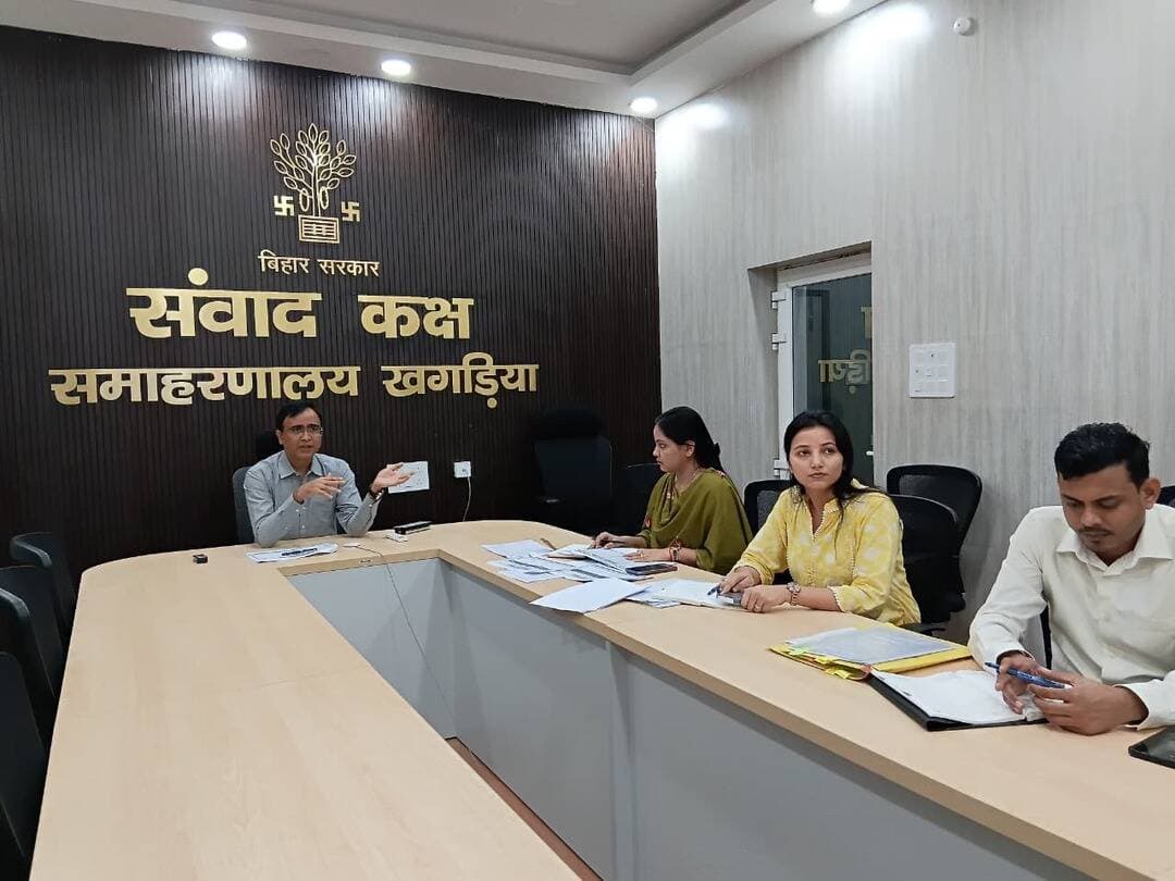 🌊 बाढ़ पूर्व तैयारी को लेकर समीक्षा बैठक
जिलाधिकारी श्री विक्रम विरकर की अध्यक्षता में बाढ़ पूर्व तैयारियों की समीक्षा की गई। SOP के अनुरूप नाव, राहत सामग्री, सामुदायिक रसोई, स्वास्थ्य, पेयजल, विद्युत एवं संवेदनशील लोगों की सुरक्षा को लेकर आवश्यक निर्देश दिए गए।
सतर्क प्रशासन—सुरक्षित खगड़िया।
#Khagaria #FloodPreparedness #DistrictAdministration