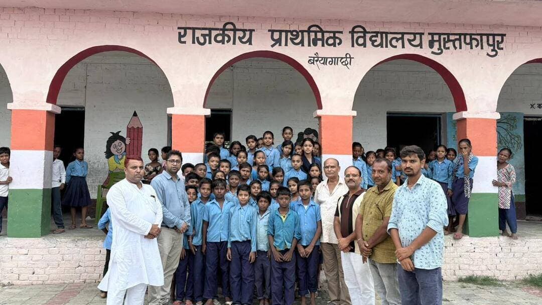 राजेन्द्र प्रसाद मेमोरियल ट्रस्ट ने विद्यालय में लगवाया 8 सीलिंग फैन।
राजकीय प्राथमिक विद्यालय, बरैयागाछी मुस्तफापुर #विभूतिपुर में कुछ दिन पूर्व अज्ञात चोरों द्वारा विद्यालय से 8 सीलिंग पंखों की चोरी कर लिए जाने की घटना सामने आई थी। पंखों की चोरी के कारण विद्यालय में पढ़ने वाले बच्चों एवं शिक्षकों को काफी परेशानी का सामना करना पड़ रहा था।इसकी जानकारी मिलने पर राजेन्द्र प्रसाद मेमोरियल ट्रस्ट, #दलसिंहसराय के अध्यक्ष डॉ. संजीव प्रकाश ने तत्काल संज्ञान लेते हुए विद्यालय में 8 नए सीलिंग पंखे उपलब्ध कराने का निर्णय लिया। ट्रस्ट की ओर से विद्यालय में 8 नए सीलिंग पंखे लगवाए गए, जिससे बच्चों एवं शिक्षकों को राहत मिली।इस अवसर पर विद्यालय के प्रधानाध्यापक सहित मनोज सोनी, हेमंत आनंद, शैलेश कानू, समाजसेवी दीपक कौशल, राज कुमार, श्रीकांत कुमार ,करण कुमार उपस्थित रहे।