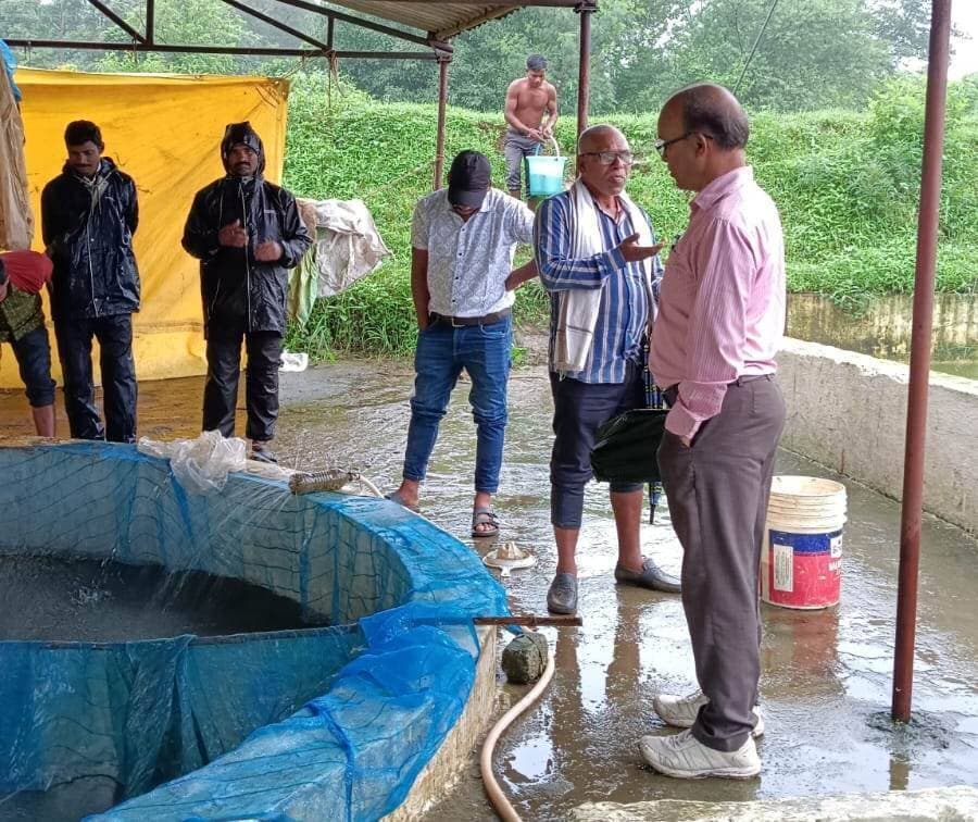 *मत्स्य कृषकों को मत्स्यबीज का किया गया वितरण, विभागीय योजनाओं की दी जानकारी*
मत्स्य विभाग द्वारा 3 सितंबर 2026 को मत्स्यबीज प्रक्षेत्र रयपुरा का भ्रमण किया गया। इस दौरान जिले के गोरखपुर, गाडासरई, अझवार, बटौंधा सहित अन्य ग्रामों से पहुंचे मत्स्य कृषकों को मत्स्यबीज का प्रदाय किया गया। मत्स्य कृषकों को मत्स्य पालन से संबंधित आवश्यक जानकारी एवं मार्गदर्शन भी प्रदान किया गया।
इस अवसर पर उपस्थित मत्स्य पालकों को विभागीय योजनाओं की विस्तृत जानकारी दी गई। अधिकारियों द्वारा किसान क्रेडिट कार्ड (के.सी.सी.), NFDP पोर्टल पर पंजीयन, मछुआ प्रशिक्षण तथा स्मार्ट फिश पार्लर सहित मत्स्य विभाग द्वारा संचालित विभिन्न योजनाओं एवं गतिविधियों के संबंध में जानकारी दी गई।
मत्स्य पालकों को तालाबों में मत्स्यबीज संचयन की तैयारियों के संबंध में भी आवश्यक मार्गदर्शन दिया गया। विभाग द्वारा मत्स्य कृषकों से योजनाओं का लाभ लेने, NFDP पोर्टल पर पंजीयन कराने तथा वैज्ञानिक तरीके से मत्स्य पालन कर अपनी आय में वृद्धि करने की अपील की गई।
#collectordindori #jansampark #Dindori #MadhyaPradesh #FisheriesDepartment #FishFarmers #FisheriesDevelopment #FishSeedDistribution #FishFarming #Aquaculture #KCC #NFDP #FisherTraining #SmartFishParlour #FisheriesSchemes #ScientificFishFarming #FarmersIncome #FarmerEmpowerment #GovernmentSchemes #JansamparkMP #DindoriNews #MPNews