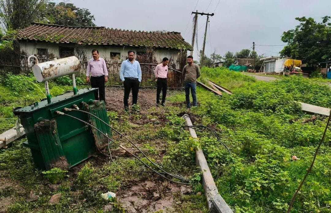 *बिना मजबूत बेसमेंट के खड़े किए खंभे, बारिश में गिरा ट्रांसफार्मर; कलेक्टर ने जांच के बाद ठेकेदार पर कार्रवाई के दिए निर्देश*
जनपद मुख्यालय ग्राम पड़रिया में 31 अगस्त 2026 को विद्युत ट्रांसफार्मर गिरने की घटना की शिकायत ग्रामवासियों द्वारा कलेक्टर श्रीमती अंजू पवन भदौरिया से की गई थी। ग्रामीणों ने बताया कि ट्रांसफार्मर स्थापित करते समय विद्युत खंभों को गिट्टी एवं सीमेंट का बेसमेंट तैयार किए बिना केवल गड्ढे में गाड़कर खड़ा किया गया था और इसी पर ट्रांसफार्मर स्थापित कर दिया गया। ग्रामीणों ने मामले की जांच कराने की मांग की थी। शिकायत को गंभीरता से लेते हुए कलेक्टर ने तत्काल जांच के निर्देश दिए।
कलेक्टर के निर्देश पर 01 सितंबर 2026 को ग्राम बजाग रैयत पड़रिया में तहसीलदार बजाग, मुख्य कार्यपालन अधिकारी जनपद पंचायत बजाग एवं विद्युत विभाग के कनिष्ठ अभियंता की उपस्थिति में मौके का निरीक्षण किया गया। जांच में पाया गया कि विद्युत लाइन शिफ्टिंग के लिए ट्रांसफार्मर स्थापित करने का कार्य किया जा रहा था। ट्रांसफार्मर स्थापित करने के लिए सीमेंट के खंभे लगाए गए थे, लेकिन खंभों को मजबूती देने के लिए सीमेंट का बेसमेंट तैयार नहीं किया गया था। खंभों को मात्र जमीन में गाड़कर खड़ा किया गया था। पर्याप्त बेसमेंट नहीं होने के कारण खंभे टूटकर गिर गए और ट्रांसफार्मर भी गिर गया। घटना में किसी प्रकार की जनहानि अथवा पशुहानि नहीं हुई।
जांच के दौरान कलेक्टर के निर्देशानुसार संबंधित मेसर्स जे.आर.डी. स्मार्ट सॉलूशन, ए-क्लास इलेक्ट्रिकल कांट्रेक्टर सिंगरौली के विरुद्ध आवश्यक कार्रवाई करने के निर्देश दिए गए। साथ ही विद्युत विभाग को बाधित विद्युत आपूर्ति शीघ्र बहाल करने तथा ट्रांसफार्मर को सुरक्षित एवं नियमानुसार स्थापित करने के निर्देश दिए गए, ताकि ग्रामीणों को निर्बाध विद्युत आपूर्ति सुनिश्चित हो सके।
#collectordindori #jansampark #Dindori #DindoriDistrict #CollectorDindori #AnjuPawanBhadoria #ElectricityDepartment #Transformer #PowerSupply #ElectricalSafety #QualityInspection #ContractorAction #InfrastructureSafety #RuralDevelopment #PublicSafety #DistrictAdministration #MPGovernment #MadhyaPradesh #JansamparkMP #GoodGovernance #ElectricitySupply #DindoriNews