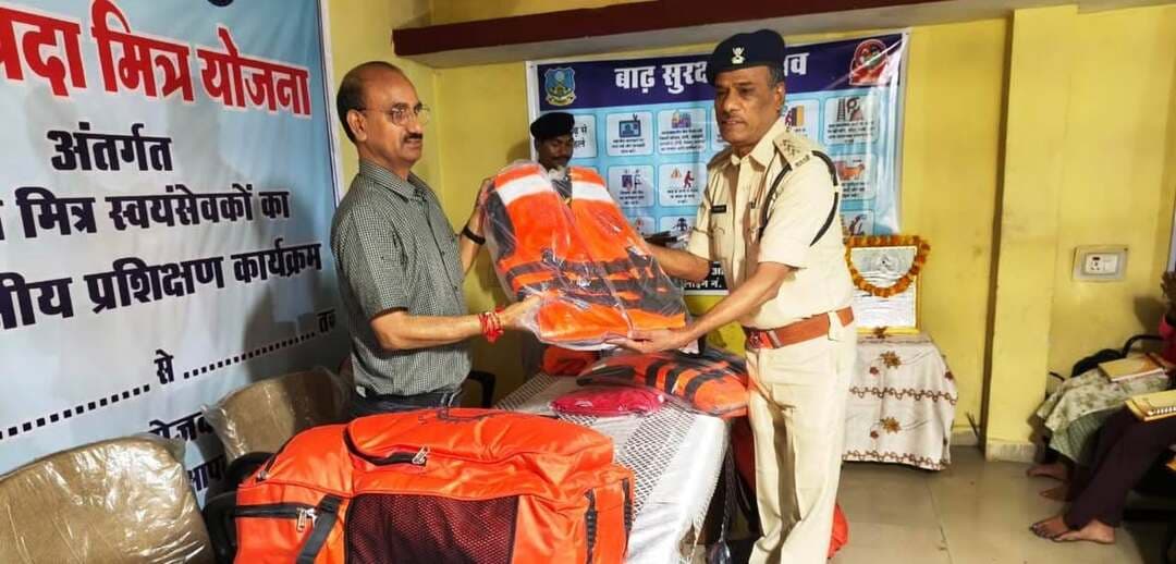 *आपदा मित्रों के 7 दिवसीय प्रशिक्षण का शुभारंभ*
*प्रशिक्षित स्वयंसेवक आपदा के समय प्रशासन के सहयोगी बनकर निभाएंगे महत्वपूर्ण भूमिका*
मध्यप्रदेश राज्य आपदा प्रबंधन प्राधिकरण, गृह विभाग के निर्देशानुसार आपदा के समय त्वरित राहत एवं बचाव कार्य के लिए फर्स्ट रिस्पोंडर के रूप में कार्य करने हेतु आपदा मित्र योजना अंतर्गत 7 दिवसीय प्रशिक्षण का शुभारंभ 3 सितंबर 2026 को जिला होमगार्ड एवं एसडीईआरएफ, डिण्डौरी के प्रशिक्षण भवन में किया गया।
प्रशिक्षण का शुभारंभ अपर कलेक्टर श्री जे.पी. यादव ने मां सरस्वती के चित्र पर माल्यार्पण एवं दीप प्रज्ज्वलित कर किया। प्रभारी डिस्ट्रिक्ट कमांडेंट श्री नरेश कुमार साहू ने प्रशिक्षण की भूमिका एवं कार्ययोजना की जानकारी दी। अपर कलेक्टर श्री यादव ने प्रशिक्षणार्थियों को प्राकृतिक एवं मानवजनित आपदाओं के दौरान प्रभावी ढंग से कार्य करने, प्रशासन एवं आमजन के बीच सेतु की भूमिका निभाने तथा समुदाय को आपदा के प्रति जागरूक करने के लिए प्रेरित किया।
प्रशिक्षण में जिले के विभिन्न क्षेत्रों से 120 युवक-युवतियां आपदा मित्र के रूप में प्रशिक्षण प्राप्त कर रहे हैं। प्रशिक्षणार्थियों को आपदा के समय राहत एवं बचाव कार्य, दुर्घटना के दौरान सहायता, सर्पदंश की स्थिति में अंधविश्वास से बचते हुए तत्काल चिकित्सकीय सलाह लेने तथा सड़क दुर्घटनाओं में घायलों की सहायता सहित विभिन्न विषयों पर प्रशिक्षण दिया जाएगा। प्रशिक्षण पूर्ण होने पर आपदा मित्रों को आपदा प्रबंधन में उपयोगी आवश्यक सामग्री की किट भी प्रदान की जाएगी।
#collectordindori #jansampark #AapdaMitra #DisasterManagement #DisasterResponse #EmergencyResponse #FirstResponder #DisasterPreparedness #ReliefAndRescue #SDERF #HomeGuards #Dindori #DindoriDistrict #MadhyaPradesh #MPGovernment #CollectorDindori #Jansampark #CommunityVolunteers #YouthVolunteers #PublicSafety #EmergencyPreparedness
