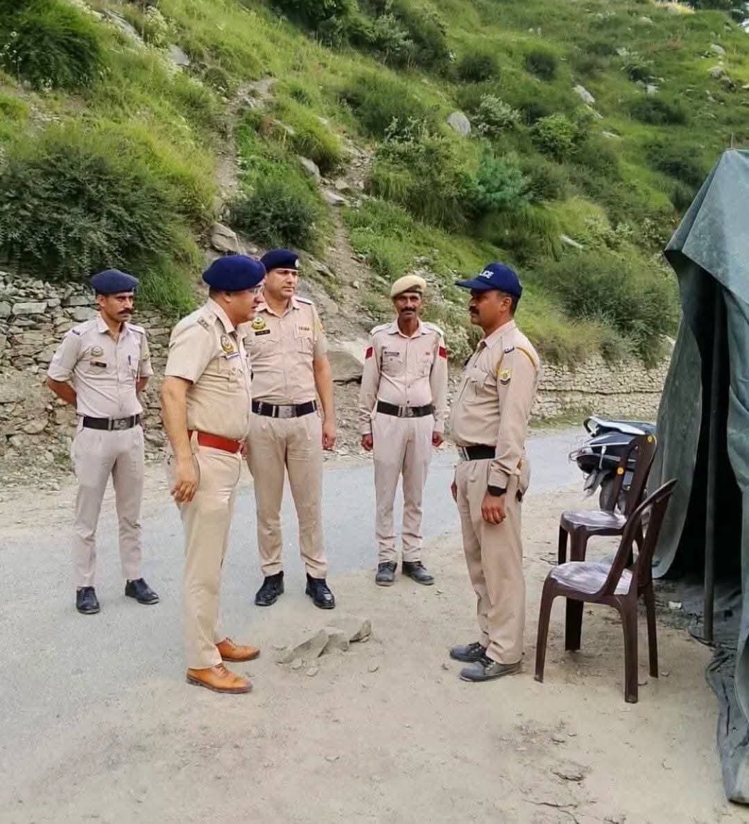 मणिमहेश यात्रा में श्रद्धालुओं की सुरक्षा को लेकर पुलिस अलर्ट
चम्बा से भरमौर तक सड़क मार्ग पर अतिरिक्त पुलिस अधीक्षक दिनेश शर्मा ने लिया व्यवस्थाओं का जायजा
