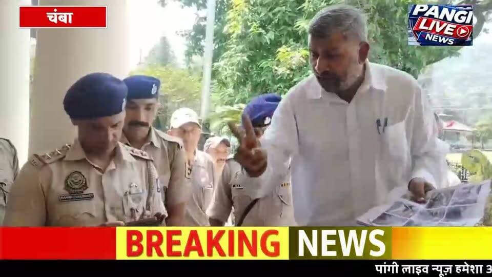 72 वर्षीय बुजुर्ग से मारपीट मामले में कार्रवाई की मांग, DC कार्यालय के बाहर गरजे लोग
बुधवार तक सख्त कार्रवाई नहीं हुई तो चक्का जाम की चेतावनी, एडवोकेट जय सिंह की अगुवाई में हुआ धरना प्रदर्शन
सुरेंद्र ठाकुर
चंबा 03 सितम्बर
72 वर्षीय बुजुर्ग के साथ कथित मारपीट के मामले में अभी तक अपेक्षित कार्रवाई न होने से नाराज ग्रामीणों ने गुरुवार को उपायुक्त कार्यालय चंबा के बाहर धरना-प्रदर्शन किया। वरिष्ठ अधिवक्ता जय सिंह की अगुवाई में हुए इस प्रदर्शन में बड़ी संख्या में लोगों ने हिस्सा लिया और पुलिस की कार्रवाई को लेकर रोष जताया।
प्रदर्शनकारियों ने आरोप लगाया कि घटना को कई दिन बीत जाने के बावजूद आरोपी के खिलाफ अपेक्षित कानूनी कार्रवाई नहीं हुई है। लोगों का कहना था कि यदि बुधवार तक मामले में सख्त और नियमानुसार कार्रवाई नहीं की गई, तो वे चक्का जाम करने को मजबूर होंगे।
ग्रामीणों ने आरोप लगाया कि पुलिस चौकी द्रड्डा के अंतर्गत आने वाले काकैला गांव में 72 वर्षीय जयकिशन के साथ मारपीट की घटना सामने आई थी। ग्रामीणों के अनुसार इस मामले को लेकर पहले भी पुलिस अधीक्षक कार्यालय चंबा पहुंचकर आरोपी के खिलाफ उचित कानूनी कार्रवाई की मांग की जा चुकी है।
10 अगस्त को FIR दर्ज होने का दावा
शिकायतकर्ताओं के अनुसार आरोपी सुभाष कुमार के खिलाफ 10 अगस्त 2026 को द्रड्डा में एफआईआर दर्ज की गई थी। ग्रामीणों का आरोप है कि शिकायत में बुजुर्ग पर कथित तौर पर जानलेवा हमला करने के गंभीर आरोप लगाए गए हैं।
प्रदर्शनकारियों का कहना है कि एफआईआर दर्ज होने के बावजूद यदि आरोपी के खिलाफ आगे की कार्रवाई नहीं होती है तो इससे लोगों में पुलिस व्यवस्था को लेकर सवाल खड़े होना स्वाभाविक है। हालांकि, मामले में पुलिस की ओर से की गई कार्रवाई और जांच की स्थिति का अंतिम निर्धारण संबंधित जांच के तथ्यों के आधार पर ही होगा।
बच्चों की सुरक्षा को लेकर भी चिंता
ग्रामीणों ने कहा कि घटना के बाद गांव के लोगों में भय का माहौल है। उनका दावा है कि गांव के बच्चे स्कूल जाने को लेकर भी डर रहे हैं और अन्य ग्रामीणों की सुरक्षा को लेकर भी चिंता बनी हुई है।
धरने के दौरान लोगों ने मांग उठाई कि मामले की निष्पक्ष जांच की जाए और एफआईआर में दर्ज तथ्यों एवं लागू कानूनी धाराओं के आधार पर आरोपी के विरुद्ध नियमानुसार कार्रवाई अमल में लाई जाए।
वरिष्ठ अधिवक्ता जय सिंह के माध्यम से प्रदर्शनकारियों ने कथित हमले की गंभीरता को देखते हुए आरोपी के खिलाफ धारा 307 के तहत कार्रवाई किए जाने की मांग भी उठाई।
अब प्रशासन और पुलिस की कार्रवाई पर नजर
धरने के दौरान ग्रामीणों ने स्पष्ट किया कि उनका उद्देश्य किसी निर्दोष को निशाना बनाना नहीं, बल्कि मामले की निष्पक्ष जांच और कानून के अनुसार कार्रवाई सुनिश्चित करवाना है। लोगों ने चेतावनी दी कि यदि तय समय तक कार्रवाई नहीं हुई तो आंदोलन को और तेज किया जाएगा।
अब इस पूरे मामले में पुलिस जांच किस दिशा में आगे बढ़ती है और प्रशासन प्रदर्शनकारियों की मांगों पर क्या कदम उठाता है, इस पर सभी की नजरें टिकी हैं।