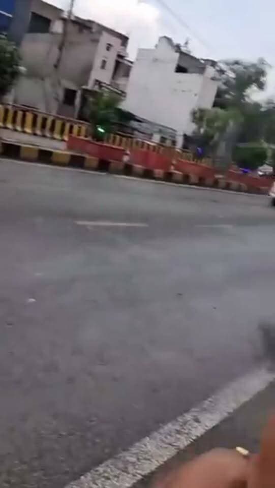 यूपी : मथुरा में जब CM योगी आदित्यनाथ का काफिला निकल रहा था, तभी रोड किनारे लगे बिजली के तारों में ब्लास्ट हुआ और फिर धुआं उठता दिखाई दिया