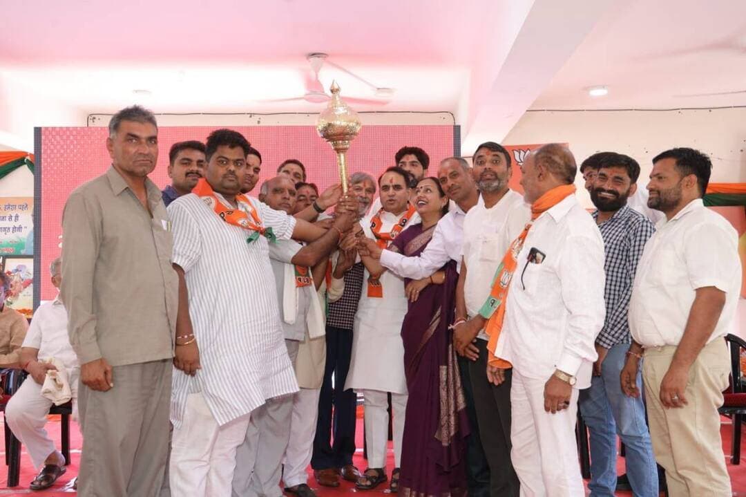 वेद फुल्ला के प्रथम संगठनात्मक प्रवास रेवाड़ी आगमन पर उमड़ा कार्यकर्ताओं का सैलाब, जिला भाजपा ने किया भव्य स्वागत-अभिनंदन
रेवाड़ी। भारतीय जनता पार्टी के नवनियुक्त प्रदेश महामंत्री आदरणीय वेद फुल्ला के दायित्व संभालने के बाद प्रथम बार रेवाड़ी आगमन पर भाजपा जिला कार्यालय में कार्यकर्ताओं का उत्साह देखते ही बना। जिला अध्यक्ष डॉ. वंदना पोपली की अध्यक्षता में आयोजित कार्यक्रम में जिलेभर से भाजपा के वरिष्ठ नेता, पदाधिकारी एवं बड़ी संख्या में कार्यकर्ता पहुंचे और प्रदेश महामंत्री वेद फुल्ला जी का गर्मजोशी से स्वागत एवं अभिनंदन किया। इस अवसर पर जिला अध्यक्ष डॉ. वंदना पोपली ने वेद फुल्ला जी का स्वागत करते हुए कहा कि संगठन के प्रति उनकी निष्ठा, व्यापक संगठनात्मक अनुभव, कुशल नेतृत्व क्षमता और कार्यकर्ताओं को साथ लेकर चलने की उनकी कार्यशैली पार्टी के लिए सदैव प्रेरणादायी रही है। उन्होंने कहा कि वेद फुल्ला जी ने अपने संगठनात्मक कौशल एवं समर्पण के माध्यम से पार्टी को मजबूत करने में महत्वपूर्ण भूमिका निभाई है और प्रदेश महामंत्री के रूप में उनका अनुभव एवं मार्गदर्शन संगठन को नई ऊर्जा और दिशा प्रदान करेगा। जिला प्रभारी मदन गोयल ने कहा कि रेवाड़ी भाजपा परिवार के लिए यह गर्व और हर्ष का अवसर है कि वेद फुल्ला जी अपने नए दायित्व के बाद पहली बार जिले में पहुंचे हैं। कार्यकर्ताओं ने पूरे उत्साह और उमंग के साथ उनका स्वागत एवं अभिनंदन करते हुए संगठन के प्रति अपनी प्रतिबद्धता व्यक्त की। अपने प्रथम रेवाड़ी प्रवास को वेद फुल्ला जी ने अपना सौभाग्य बताते हुए जिला भाजपा के सभी पदाधिकारियों एवं कार्यकर्ताओं का आभार व्यक्त किया। उन्होंने कहा कि रेवाड़ी की धरती पर कार्यकर्ताओं द्वारा मिले स्नेह, सम्मान और आत्मीयता से वे अभिभूत हैं तथा संगठन की मजबूती के लिए कार्यकर्ताओं के साथ मिलकर निरंतर कार्य करना उनके लिए गौरव का विषय है। उनके स्वागत के लिए जिलेभर से बड़ी संख्या में कार्यकर्ताओं का पहुंचना संगठन के प्रति उनकी निष्ठा और आपसी जुड़ाव को दर्शाता रहा। कार्यक्रम के दौरान भाजपा कार्यकर्ताओं ने एकजुटता का परिचय देते हुए संगठन को और मजबूत बनाने तथा पार्टी की विचारधारा और सेवा कार्यों को समाज के अंतिम व्यक्ति तक पहुंचाने का संकल्प दोहराया। कार्यक्रम के साथ ‘सेवा ही संकल्प अभियान’ के तहत जिला कार्यशाला का भी आयोजन किया गया, जिसमें जिलेभर के पदाधिकारियों एवं कार्यकर्ताओं ने सहभागिता की। कार्यशाला में सेवा, समर्पण और संगठन के संकल्प को मजबूत करने तथा संगठनात्मक गतिविधियों को निरंतर गति देने पर विचार-विमर्श किया गया। कार्यकर्ताओं ने सेवा भाव को संगठन की कार्यशैली का आधार बनाते हुए समाजहित में निरंतर सक्रिय रहने का संकल्प लिया। भाजपा की ओर से आयोजित इस कार्यक्रम में जिलेभर से वरिष्ठ नेताओं, विभिन्न पदाधिकारियों और कार्यकर्ताओं की बड़ी भागीदारी ने संगठन की सक्रियता और एकजुटता का संदेश दिया इस अवसर पर प्रदेश सचिव नागेंद्र शर्मा,राष्ट्रीय कोषाध्यक्ष किसान मोर्चा रामपाल यादव,H.P.P.A कोऑर्डिनेटर सतीश खोला, पंचायती राज प्रकोष्ठ प्रदेश संयोजक हुकम चन्द यादव,सुनील मूसेपुर,रत्नेश बंसल,सिंहराम महलावत जिला महामंत्री पंडित हिमांशु पालीवाल कुलदीप चौहान सहित अनेक पदाधिकारी एवं कार्यकर्ता मौजूद रहे