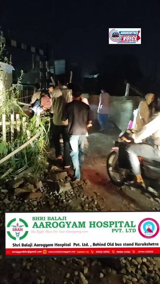 ओल्ड बस स्टैंड वाले फाटक पर बनाए गए टेंपरेरी रास्ते के हालत देखिए,किस कदर लोंगो में जल्दी निकलने के चक्कर में लग रही है होड़ #kurukshetravoice