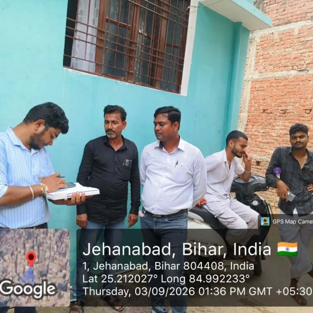 ☀️ सूर्यघर योजना में बढ़ती भागीदारी—डोर-टू-डोर अभियान से आवेदन सृजन और सोलर अधिष्ठापन में तेजी
जिला पदाधिकारी, जहानाबाद श्रीमती छिरिङ वाई भूटिया के निर्देशानुसार प्रधानमंत्री सूर्यघर मुफ्त बिजली योजना के तहत पात्र उपभोक्ताओं को जोड़ने के लिए जिले में डोर-टू-डोर अभियान जारी है।
✅ 300 यूनिट से अधिक बिजली उपभोग करने वाले 3,257 उपभोक्ताओं को चिह्नित किया गया; इनमें 1,833 आवेदन सृजन का लक्ष्य, अब तक 801 आवेदन सृजित।
✅ आज कनीय अभियंताओं द्वारा 245 उपभोक्ताओं के घरों पर विजिट कर योजना, आवेदन प्रक्रिया एवं रूफटॉप सोलर के लाभ की जानकारी दी गई।
✅ आज के अभियान में 98 नए आवेदन सृजित किए गए।
✅ पिछले 7 दिनों में 35 सोलर पैनल अधिष्ठापित, जबकि जिले में अब तक कुल 182 सोलर पैनल लगाए जा चुके हैं।
✅ आम नागरिकों एवं सामाजिक कार्यकर्ताओं द्वारा भी अभियान में बढ़-चढ़कर सहयोग किया जा रहा है।
✅ जिला पदाधिकारी ने चिह्नित उपभोक्ताओं से संपर्क में तेजी लाने, अधिकाधिक आवेदन सृजित करने तथा शत-प्रतिशत लक्ष्य प्राप्ति हेतु नियमित अनुश्रवण के निर्देश दिए।
📢 जिला प्रशासन ने पात्र उपभोक्ताओं से आगे आकर आवेदन करने एवं रूफटॉप सोलर के माध्यम से स्वच्छ ऊर्जा को अपनाते हुए योजना का लाभ लेने की अपील की है।
“हर छत पर सौर ऊर्जा, हर पात्र परिवार तक योजना का लाभ—इसी दिशा में लगातार आगे बढ़ता जहानाबाद।”
#प्रधानमंत्री_सूर्यघर_मुफ्त_बिजली_योजना #सौर_ऊर्जा #डोर_टू_डोर_अभियान #जिला_प्रशासन_जहानाबाद #विकसितभारत_समृद्धबिहार_आदर्शजहानाबाद