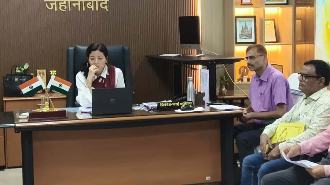 🩸 जांच शत-प्रतिशत, उपचार समय पर, फॉलोअप लगातार — एनीमिया मुक्त जहानाबाद की ओर बढ़ता हर कदम
जिला पदाधिकारी, जहानाबाद श्रीमती छिरिङ वाई भूटिया की अध्यक्षता में वर्चुअल माध्यम से एनीमिया मुक्त बिहार, NCD एवं यक्ष्मा अभियान की प्रगति की विस्तृत समीक्षा की गई।
✅ एनीमिया, NCD एवं यक्ष्मा जांच की प्रखंडवार दैनिक प्रगति की समीक्षा; सभी प्रखंडों को प्रतिदिन प्रति पंचायत 50 व्यक्तियों की जांच का लक्ष्य हर हाल में प्राप्त करने का निर्देश।
✅ हीमोग्लोबिन स्तर के अनुरूप लाभार्थियों को लाल, नीली, गुलाबी IFA गोली एवं IFA सिरप पर्याप्त मात्रा में उपलब्ध कराने तथा किसी भी स्वास्थ्य संस्थान पर दवा की कमी नहीं होने देने पर जोर।
✅ प्रत्येक जांच एवं IFA वितरण का सही एवं पूर्ण दस्तावेजीकरण सुनिश्चित करने का निर्देश।
✅ एनीमिया एवं NCD से संबंधित डेटा की प्रविष्टि संबंधित ऐप/गूगल शीट पर प्रतिदिन शाम 4 बजे तक अनिवार्य रूप से करने को कहा गया।
✅ यक्ष्मा जांच की संख्या बढ़ाने, संभावित मरीजों की समय पर पहचान एवं निर्धारित लक्ष्यों के अनुरूप प्रगति सुनिश्चित करने के निर्देश।
✅ जिला एवं प्रखंड स्तर के स्वास्थ्य पदाधिकारियों को आपसी समीक्षा कर कम उपलब्धि के कारणों की पहचान एवं सुधारात्मक कार्रवाई सुनिश्चित करने को कहा गया।
जिला पदाधिकारी ने स्पष्ट किया कि जांच, उपचार, दवा वितरण, फॉलोअप एवं डेटा प्रविष्टि—हर स्तर पर गुणवत्तापूर्ण कार्य और निर्धारित लक्ष्य की प्राप्ति प्राथमिकता है।
#एनीमिया_मुक्त_बिहार #टीबी_मुक्त_भारत #स्वास्थ्य_समीक्षा #जिला_प्रशासन_जहानाबाद #विकसितभारत_समृद्धबिहार_आदर्शजहानाबाद
