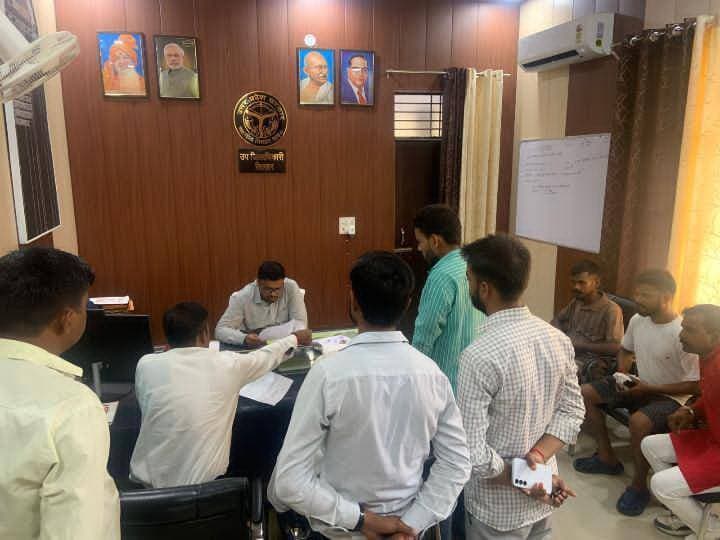 तिलहर/शाहजहांपुर
====
सामाजिक सद्भाव बिगाड़ने वालों
पर हो कार्यवाही:राजदीपक।
=====
विवेक शर्मा (अंशु)
आक्रोशित ब्राह्मण समाज ने एसडीएम को ज्ञापन देकर ब्राह्मण समाज को अभद्र टिप्पणी सोशल मीडिया पर करने वाले आरोपी के खिलाफ कड़ी कार्यवाही की मांग उठाई है।
गुरुवार दोपहर को ब्राह्मण समाज के दर्जनों लोग नारेबाजी करते हुए तहसील परिसर स्थित उप जिलाधिकारी आदित्य श्रीवास्तव के कार्यालय पहुंचे।
अधिवक्ता शीलेंद्र मोहन मिश्रा ने एसडीएम को ज्ञापन देते हुए कहा कि ब्राह्मण समाज के ऊपर आए दिन लोग आपत्तिजनक टिप्पणियां कर रहे हैं क्योंकि उन पर कोई कानूनी कार्यवाही नहीं हो पाती है।परिणाम स्वरूप समाज में विघटन की भावना फैलाने वालों की हौसले बुलंद हो रहे हैं जो की सर्व समाज के लिए घातक है। युवा नेता वास दीपक शर्मा ने कहा कि ब्राह्मण समाज पर अभद्र टिप्पणियां किसी कीमत तो बर्दाश्त नहीं की जाएगी हमें कानून पर भरोसा है इसलिए शिकायत करने आए हैं अन्यथा हम इसका अपने तरीके से प्रतिकार करेंगे।एसडीएम आदित्य श्रीवास्तव ने शिकायती पत्र लेकर तत्काल कोतवाली प्रभारी प्रभाष चंद्र को फोन पर कार्यवाही के लिए निर्देशित किया।उन्होंने ब्राह्मण समाज से शांति बनाए रखने की अपील भी की।ज्ञापन देने वालों में एडवोकेट उमेश तिवारी एडवोकेट,अचित द्विवेदी,दीपक मिश्रा,कौशल मिश्रा,आलोक मिश्रा,अनुज मिश्रा,देवांश तिवारी,प्रियांशु पांडे,राहुल मिश्रा,हर्ष मिश्रा,सत्यम दुबे,आलोक मिश्रा,विवेक सिंह,अतेंद्र सिंह,अमन गुप्ता,शिवा मिश्रा,अजय पांडे,शिवम दीक्षित आदि मौजूद रहे।