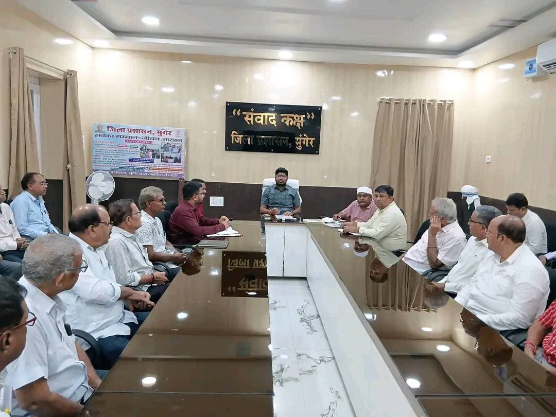 जिले की पहचान और औद्योगिक गतिविधियों के महत्वपूर्ण हिस्से के रूप में स्थापित बंदूक फैक्ट्रियों से जुड़े प्रॉपराइटरों की विभिन्न समस्याओं एवं मुद्दों के समाधान को लेकर जिलाधिकारी निखिल धनराज निप्पाणीकर ने आज समाहरणालय स्थित संवाद कक्ष में संबंधित पदाधिकारियों एवं बंदूक फैक्ट्री प्रॉपराइटरों के साथ समीक्षा बैठक की। मौके पर जिला भू-अर्जन पदाधिकारी पंकज कुमार गुप्ता सहित संबंधित विभागों के पदाधिकारी, बंदूक फैक्ट्री के प्रॉपराइटर एवं अन्य उपस्थित थे।
बैठक में बंदूक फैक्ट्री प्रॉपराइटरों द्वारा उठाए गए विभिन्न मुद्दों पर बिंदुवार चर्चा की गई। प्रॉपराइटरों ने फैक्ट्री संचालन से संबंधित विभिन्न समस्याओं एवं आवश्यकताओं से जिलाधिकारी को अवगत कराया। जिलाधिकारी ने सभी मामलों को गंभीरता से सुनते हुए संबंधित पदाधिकारियों के साथ उनके समाधान पर भी चर्चा किया। जिलाधिकारी ने संबंधित पदाधिकारियों को निर्देश दिया कि प्रॉपराइटरों से संबंधित मामलों को नियमानुसार जांच कर आवश्यक कार्रवाई सुनिश्चित की जाए। उन्होंने कहा कि विभिन्न विभागों से संबंधित मामलों में आपसी समन्वय स्थापित कर समस्याओं के समाधान की दिशा में प्रभावी पहल की जाए। उन्होंने संबंधित अधिकारियों से बैठक में उठाए गए मुद्दों की वर्तमान स्थिति की जानकारी लेते हुए आवश्यक दिशा-निर्देश दिए तथा प्रॉपराइटरों की समस्याओं के समाधान के लिए नियमानुसार आवश्यक कार्रवाई करने किया बात कही।
#Munger