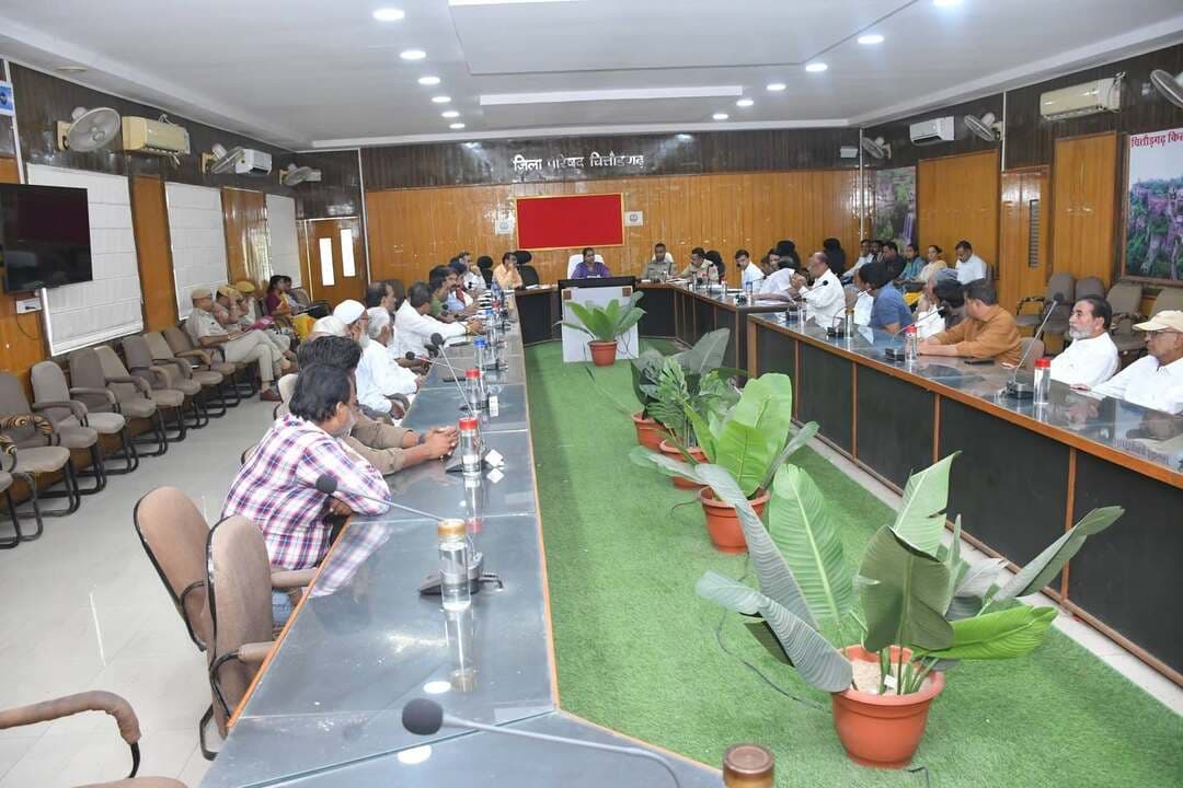 *जिला स्तरीय शांति समिति की बैठक आयोजित*
*आगामी त्यौहारों एवं पर्वों के दौरान कानून एवं शांति व्यवस्था बनाए रखने को लेकर हुई विस्तृत चर्चा*
चित्तौड़गढ़, 03 सितंबर 2026। जिले में आगामी त्यौहारों एवं पर्वों के मद्देनजर गुरुवार को जिला ग्रामीण विकास अभिकरण के सभागार, कलेक्ट्रेट परिसर चित्तौड़गढ़ में जिला स्तरीय शांति समिति की बैठक आयोजित की गई।
बैठक जिला कलेक्टर डॉ. मंजू की अध्यक्षता में आयोजित हुई। बैठक में पुलिस अधीक्षक श्री धर्मेन्द्र सिंह, अतिरिक्त पुलिस अधीक्षक श्री गजेन्द्र सिंह जोधा सहित पुलिस एवं प्रशासनिक अधिकारी तथा जिला स्तरीय शांति समिति के सदस्य उपस्थित रहे।
बैठक में आगामी त्यौहारों एवं पर्वों के दौरान जिले में कानून एवं शांति व्यवस्था बनाए रखने को लेकर विस्तृत चर्चा की गई।
जिला कलेक्टर एवं पुलिस अधीक्षक ने सभी अधिकारियों एवं शांति समिति के सदस्यों से आपसी सौहार्द, भाईचारा एवं शांति बनाए रखने में सहयोग करने की अपील की। साथ ही आगामी त्यौहारों के दौरान आवश्यक सुरक्षा एवं यातायात व्यवस्थाओं को लेकर संबंधित अधिकारियों को आवश्यक दिशा-निर्देश प्रदान किए गए।
बैठक में अधिकारियों ने सोशल मीडिया पर प्रसारित होने वाली अफवाहों एवं भ्रामक सूचनाओं से सावधान रहने तथा किसी भी प्रकार की संदिग्ध गतिविधि अथवा कानून-व्यवस्था से संबंधित सूचना तत्काल पुलिस एवं प्रशासन को देने की अपील की।
शांति समिति के सदस्यों ने जिले में शांतिपूर्ण एवं सौहार्दपूर्ण वातावरण बनाए रखने के लिए पुलिस एवं प्रशासन को पूर्ण सहयोग का आश्वासन दिया।