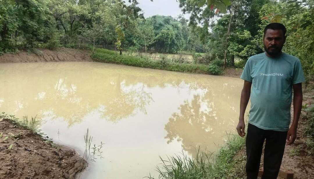 आजीविका डबरी बनी मनमोहन की खुशहाली का आधार
जांजगीर-चांपा के ग्राम बघौदा निवासी श्री मनमोहन हंशराज के खेत में मनरेगा के तहत निर्मित आजीविका डबरी ने खेती की तस्वीर बदल दी है। अब सिंचाई के लिए पानी की उपलब्धता के साथ मछली पालन और सब्जी उत्पादन के नए अवसर भी तैयार हो रहे हैं।
जल संरक्षण के साथ रोजगार और आजीविका संवर्धन की दिशा में यह पहल ग्रामीण आत्मनिर्भरता की मिसाल बन रही है।
#janjgirchampa
Panchayat and Rural Development Department, Chhattisgarh CMO Chhattisgarh DPR Chhattisgarh
