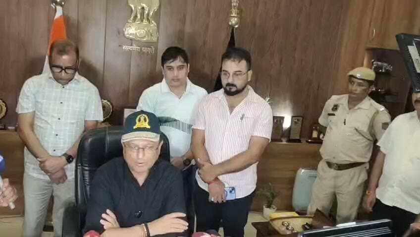 নগাঁও জিলাৰ আয়ুক্ত দেৱাশীষ শৰ্মাই আজি স্বেচ্ছামূলক অৱসৰ গ্ৰহণ কৰে। আজি আয়ুক্ত দেৱাশীষ শৰ্মাই স্বেচ্ছামূলক অৱসৰ গ্ৰহণ কৰি নগাঁও জিলা পৰিষদৰ মুখ্য কাৰ্যবাহী বিষয়া গৰাকীক দায়িত্ব চমজাই দিয়ে। উল্লেখ্য যে নগাঁও লোকসভা সমষ্টিৰ উপ নিৰ্বাচনত তেওঁ বিজেপিৰ প্ৰাৰ্থী হোৱাৰ পূৰ্ণ সম্ভাৱনা আছে!