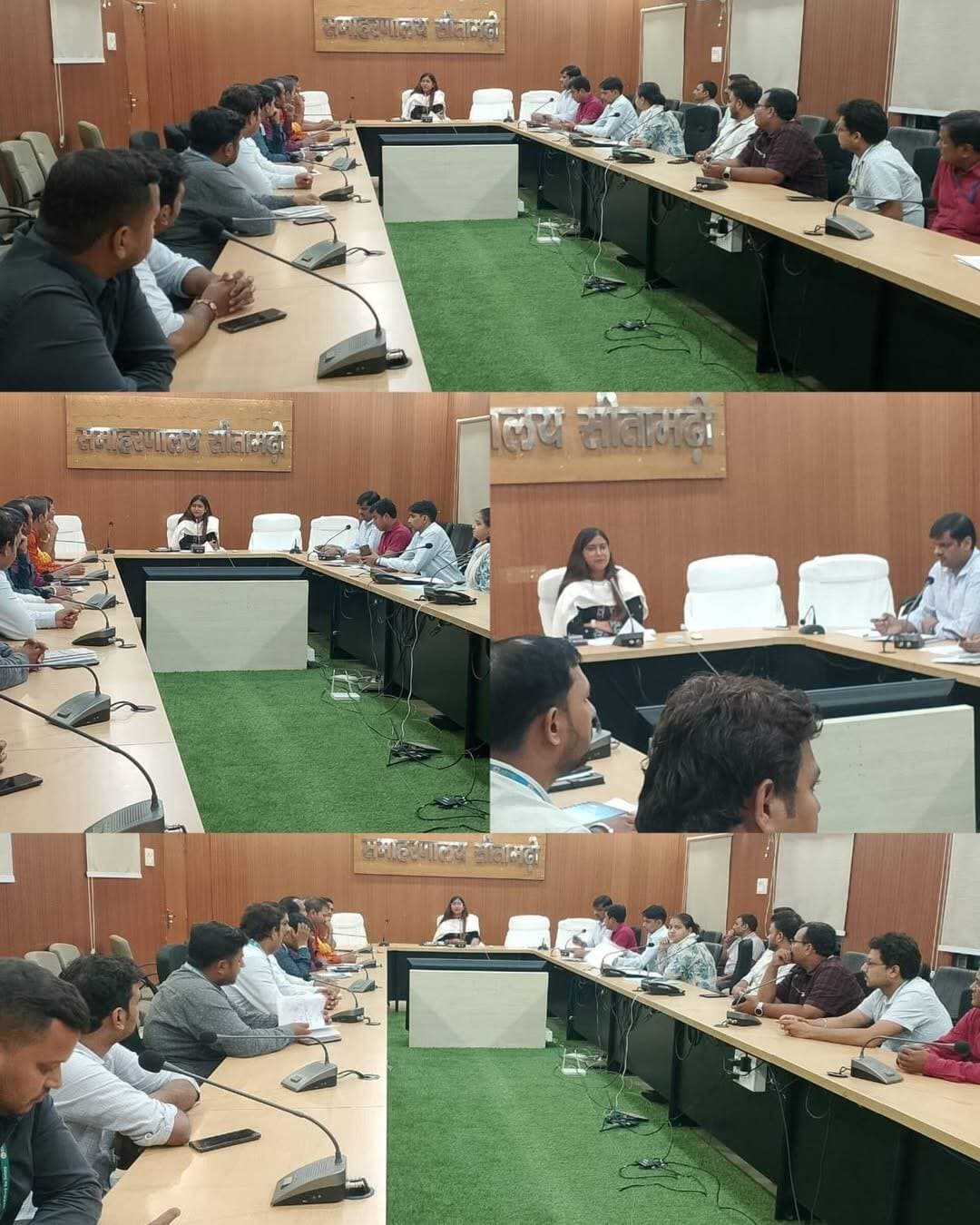 पीएम सूर्य घर मुफ्त बिजली योजना की प्रगति को लेकर डीडीसी ने की समीक्षा, बैंकों को तेजी से ऋण स्वीकृति एवं वितरण के निर्देश।
प्रधानमंत्री सूर्य घर मुफ्त बिजली योजना के क्रियान्वयन एवं प्रगति की समीक्षा को लेकर उप विकास आयुक्त सुश्री श्वेता भारती की अध्यक्षता में विभिन्न बैंकों के प्रतिनिधियों के साथ बैठक आयोजित की गई। बैठक में योजना के तहत प्राप्त आवेदनों, ऋण स्वीकृति एवं ऋण वितरण की प्रगति की समीक्षा की गई।
उप विकास आयुक्त ने सभी बैंकों के प्रतिनिधियों को निर्देश दिया कि योजना के तहत प्राप्त आवेदनों के सैंक्शन एवं डिस्बर्सल की प्रक्रिया में तेजी लाते हुए पूरी गंभीरता एवं संवेदनशीलता के साथ कार्य करें। पात्र आवेदकों के मामलों का अनावश्यक विलंब किए बिना निष्पादन सुनिश्चित किया जाए।
उन्होंने कहा कि प्रधानमंत्री सूर्य घर मुफ्त बिजली योजना आम घरेलू उपभोक्ताओं को सौर ऊर्जा से जोड़ने और बिजली खर्च में राहत देने की महत्वपूर्ण पहल है। अतः बैंकों की भूमिका अत्यंत महत्वपूर्ण है। उन्होंने निर्देश दिया कि आवेदनों के निष्पादन में किसी भी स्तर पर अनावश्यक शिथिलता न हो तथा आपसी समन्वय के साथ कार्य करते हुए अधिक से अधिक पात्र घरेलू उपभोक्ताओं को योजना का लाभ दिलाना सुनिश्चित करें।
CMO Bihar Information & Public Relations Department, Government of Bihar Energy Department, Bihar Bihar State Power Holding Company Limited