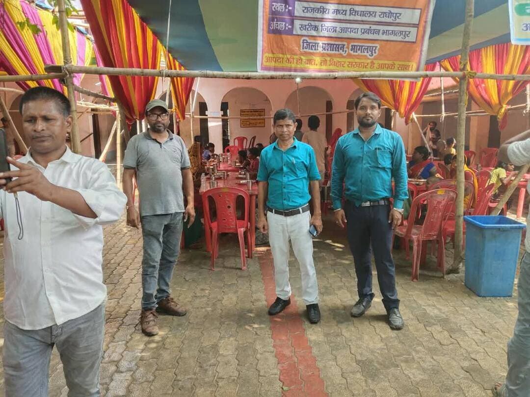 भागलपुर, 03 सितंबर 2026:- जिले में गंगा एवं कोसी नदी के बढ़ते जलस्तर के मद्देनजर जिला प्रशासन द्वारा बाढ़ की स्थिति पर लगातार निगरानी रखी जा रही है। प्रभावित क्षेत्रों में राहत एवं बचाव कार्य युद्धस्तर पर संचालित किए जा रहे हैं तथा आवश्यक संसाधनों की उपलब्धता सुनिश्चित की जा रही है।
दिनांक 22 अगस्त 2026 से गंगा नदी का जलस्तर खतरे के निशान से ऊपर बढ़ना प्रारंभ हुआ। 24 अगस्त की रात्रि राघोपुर-काजीकोरैया बांध टूटने के बाद खरीक अंचल की राघोपुर पंचायत प्रभावित हुई। प्रभावित लोगों के लिए 24 अगस्त से सामुदायिक रसोई प्रारंभ की गई, जिसके माध्यम से अब तक 62,698 आपदा पीड़ितों को भोजन कराया जा चुका है।
राघोपुर बांध-सह-रेलवे टैगिंग बांध में तेज कटाव एवं अंडरमाइनिंग के कारण लगभग 30 मीटर लंबाई में क्षति हुई थी। दिनांक 01 सितंबर की सुबह पुनः क्षति होने से अपस्ट्रीम एवं डाउनस्ट्रीम कटाव बढ़ा तथा कुल ब्रीच लगभग 400 मीटर तक पहुंच गया। क्षतिग्रस्त स्थल पर बचाव कार्य के लिए 2,800 मेगा जियो बैग एवं 1.25 लाख बालू भरे बोरे उपलब्ध हैं। इसके अतिरिक्त 02 लाख बोरे निकटवर्ती प्रमंडलों से भेजे जा रहे हैं। राहत एवं बचाव कार्य में 45 ट्रैक्टर, 02 पोकलेन, 03 जेसीबी, 06 नाव एवं लगभग 85 श्रमिक कार्यरत हैं।
दिनांक 03 सितंबर 2026 को गंगा नदी का जलस्तर भागलपुर में 33.50 मीटर, कहलगांव में 31.87 मीटर, सुल्तानगंज में 35.92 मीटर, इस्माईलपुर-बिंदटोली में 32.18 मीटर तथा राघोपुर में 33.15 मीटर दर्ज किया गया। सभी स्थानों पर जलस्तर में बढ़ने की प्रवृत्ति दर्ज की गई है। वहीं, कोसी नदी के कुरसेला, मदरौनी एवं चोरहर में भी जलस्तर में वृद्धि दर्ज की गई है।
वर्तमान में खरीक अंचल की 01 पंचायत के 05 गांवों में 1,005 परिवार एवं 5,011 लोग प्रभावित हैं। इसके अतिरिक्त संभावित प्रभावित क्षेत्रों में इस्माईलपुर एवं नवगछिया अंचल से संबंधित क्षेत्रों को भी चिन्हित किया गया है।
जिला प्रशासन द्वारा राहत एवं बचाव कार्यों के लिए SDRF एवं NDRF की टीमों की तैनाती की गई है। प्रभावित क्षेत्रों में नाव, मानवबल एवं आवश्यक संसाधनों की उपलब्धता सुनिश्चित करते हुए स्थिति पर सतत निगरानी रखी जा रही है।
जिला प्रशासन द्वारा आमजनों से अपील की गई है कि बाढ़ प्रभावित क्षेत्रों में अनावश्यक रूप से जाने से बचें तथा प्रशासन एवं आपदा प्रबंधन विभाग द्वारा जारी दिशा-निर्देशों का पालन करें। किसी भी आपात स्थिति में तत्काल स्थानीय प्रशासन को सूचित करें।