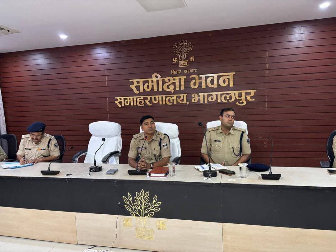 भागलपुर, 03 सितंबर 2026:- वरीय पुलिस अधीक्षक, भागलपुर की अध्यक्षता में मासिक क्राइम मीटिंग-सह-पुलिस सभा का आयोजन किया गया। बैठक में जिले की विधि-व्यवस्था, अपराध नियंत्रण, अनुसंधान की गुणवत्ता तथा पुलिसिंग से जुड़े विभिन्न महत्वपूर्ण विषयों की विस्तृत समीक्षा की गई एवं आवश्यक दिशा-निर्देश दिए गए।
बैठक में संवेदनशील एवं अपराध प्रभावित क्षेत्रों में विशेष चौकसी बरतने, विधि-व्यवस्था संधारण हेतु प्रत्येक परिस्थिति में त्वरित एवं प्रभावी कार्रवाई सुनिश्चित करने तथा कांडों के गुणवत्तापूर्ण एवं समयबद्ध अनुसंधान के माध्यम से पीड़ितों को शीघ्र न्याय दिलाने पर बल दिया गया।
साथ ही, लंबित वारंट एवं कुर्की के निष्पादन में तेजी लाने, फरार अपराधियों की गिरफ्तारी सुनिश्चित करने, रात्रि गश्ती एवं वाहन जांच अभियान को और अधिक प्रभावी बनाने तथा मादक पदार्थों के विरुद्ध विशेष अभियान चलाने का निर्देश दिया गया। साइबर अपराधों की रोकथाम हेतु जन-जागरूकता बढ़ाने एवं साइबर संबंधी कांडों के त्वरित निष्पादन पर भी विशेष जोर दिया गया। सोशल मीडिया प्लेटफॉर्म पर सतत निगरानी रखते हुए भ्रामक एवं आपत्तिजनक सामग्री के विरुद्ध आवश्यक कार्रवाई करने के निर्देश दिए गए।
बैठक में उपस्थित नगर पुलिस अधीक्षक, भागलपुर सहित सभी अनुमंडल पुलिस पदाधिकारी/पुलिस उपाधीक्षक, अंचल निरीक्षक, थानाध्यक्ष एवं शाखा प्रभारियों को अपने-अपने क्षेत्रों में प्रभावी पुलिसिंग सुनिश्चित करने तथा जनविश्वास को और सुदृढ़ करने हेतु आवश्यक दिशा-निर्देश प्रदान किए गए।
इसके उपरांत आयोजित पुलिस सभा में पुलिसकर्मियों की कार्य परिस्थितियों, संसाधनों की उपलब्धता, ड्यूटी प्रबंधन, स्वास्थ्य एवं कल्याण से संबंधित विषयों पर चर्चा की गई। प्राप्त शिकायतों, सुझावों एवं समस्याओं का संज्ञान लेते हुए उनके समाधान हेतु आवश्यक निर्देश दिए गए। पुलिस बल के मनोबल, कार्यकुशलता एवं कल्याण को प्राथमिकता देते हुए आवश्यक कदम उठाने पर भी बल दिया गया।
