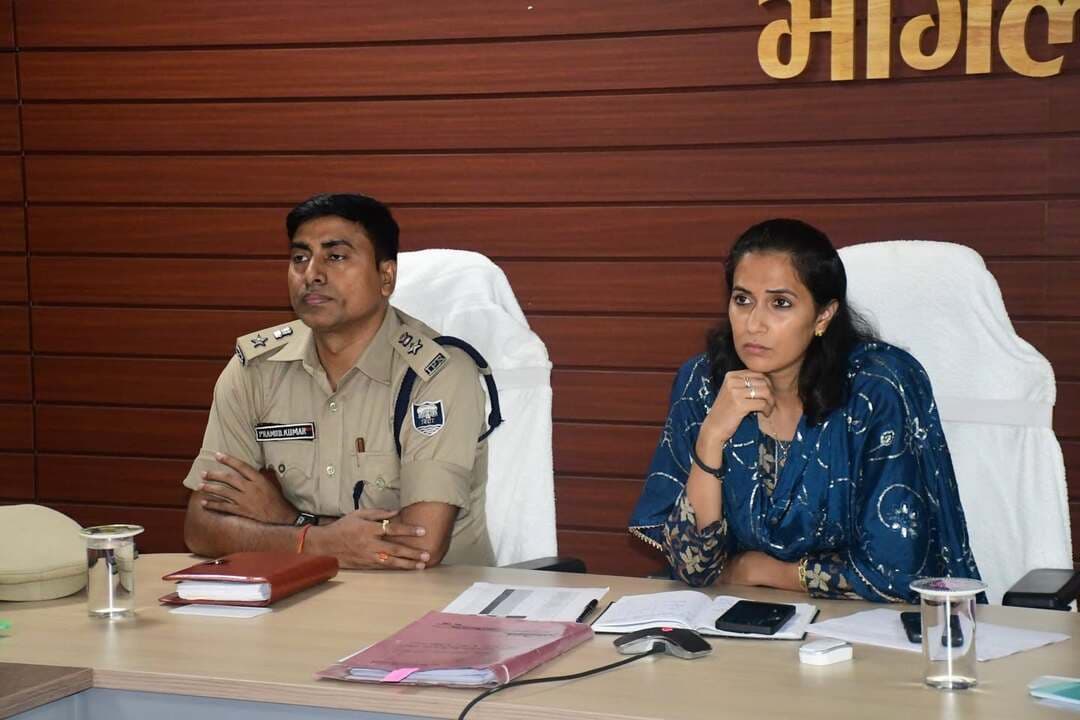 भागलपुर, 03 सितंबर 2026:- प्रमंडलीय आयुक्त, भागलपुर की अध्यक्षता में आज नीलाम पत्र वादों के निष्पादन एवं लंबित राजस्व की वसूली की प्रगति को लेकर वीडियो कॉन्फ्रेंसिंग के माध्यम से समीक्षा बैठक आयोजित की गई। बैठक में मुंगेर, लखीसराय, शेखपुरा, बेगूसराय, खगड़िया, भागलपुर एवं बांका जिलों में नीलाम पत्र वादों की स्थिति की विस्तृत समीक्षा की गई। समीक्षा के दौरान प्रमंडलीय आयुक्त द्वारा सभी संबंधित नीलाम पत्र पदाधिकारियों एवं जिला प्रशासन को लंबित नीलाम पत्र वादों के शीघ्र निष्पादन करने का निर्देश दिया गया। उन्होंने स्पष्ट रूप से कहा कि पुराने एवं लंबित मामलों को प्राथमिकता के आधार पर निष्पादित किया जाए तथा छोटे एवं कम राशि वाले मामलों का त्वरित निष्पादन कर लंबित मामलों की संख्या में प्रभावी कमी लाई जाए। नीलाम पत्र वादों के त्वरित निष्पादन के लिए जिलों में अधिक से अधिक नीलाम पत्र न्यायालय/कोर्ट का संचालन एवं आवश्यकता के अनुसार कोर्ट की संख्या बढ़ाने पर भी विशेष जोर दिया गया। साथ ही, सभी संबंधित पदाधिकारियों को साप्ताहिक आधार पर मामलों की समीक्षा एवं नियमित मॉनिटरिंग करते हुए निष्पादन की प्रगति सुनिश्चित करने का निर्देश दिया गया। बैठक में विशेष रूप से रिकवरी बढ़ाने पर बल दिया गया। सभी जिलों को उपलब्ध संसाधनों एवं विधिसम्मत प्रक्रियाओं का प्रभावी उपयोग करते हुए वसूली में तेजी लाने तथा निर्धारित लक्ष्यों की प्राप्ति सुनिश्चित करने को कहा गया। भागलपुर जिले के संदर्भ में लंबित नीलाम पत्र वादों के त्वरित निष्पादन एवं राजस्व वसूली में और अधिक गति लाने पर विशेष ध्यान देने का निर्देश दिया गया। जिले में लंबित पुराने मामलों की प्राथमिकता के आधार पर समीक्षा, छोटे मामलों का शीघ्र निष्पादन, नीलाम पत्र न्यायालयों की प्रभावी कार्यप्रणाली तथा साप्ताहिक समीक्षा एवं मॉनिटरिंग के माध्यम से निष्पादन एवं रिकवरी की नियमित निगरानी सुनिश्चित करने पर जोर दिया गया। प्रमंडलीय आयुक्त ने कहा कि नीलाम पत्र वादों का त्वरित निष्पादन, लंबित मामलों में कमी तथा अधिकतम राजस्व वसूली प्रशासन की प्राथमिकताओं में है। इस दिशा में निरंतर समीक्षा एवं प्रभावी मॉनिटरिंग करते हुए अपेक्षित परिणाम सुनिश्चित करने का निर्देश दिया गया।