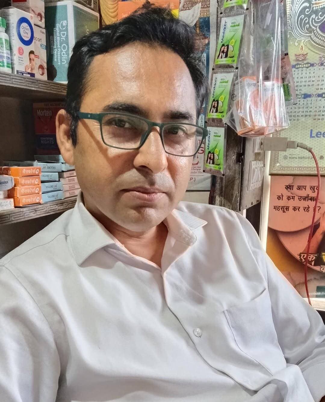 देहरा में अब दो नदियां बह रही हैं—एक ब्यास, दूसरी विकास की गंगा: पुष्पेंद्र शर्मा <nis:link nis:type=tag nis:id=कांगड़ालाइव nis:value=कांगड़ालाइव nis:enabled=true nis:link/> <nis:link nis:type=tag nis:id=dehra nis:value=dehra nis:enabled=true nis:link/>
देहरा। मुख्यमंत्री सुखविंदर सिंह सुक्खू का देहरा दौरा ऐतिहासिक रहा। जब से देहरा की बेटी कमलेश ठाकुर विधायक बनी है। देहरा में अब दो नदियां बह रही हैं—एक ब्यास और दूसरी विकास की गंगा। यह बात एचपीएमसी के निदेशक व कांग्रेस नेता पुष्पेंद्र शर्मा ने मुख्यमंत्री के देहरा दौरे के बाद कही। उन्होंने कहा कि मुख्यमंत्री सुखविंदर सिंह सुक्खू के कदम जहां-जहां पड़े, वहां विकास के पदचिह्न दिखाई दिए हैं। देहरा को लगातार बिना मांगे विकास की सौगातें मिल रही हैं। देहरा विधानसभा क्षेत्र के लोग विधायक कमलेश ठाकुर जो कि देहरा की बेटी हैं उनके ऋणी है।
पुष्पेंद्र शर्मा ने कहा कि मुख्यमंत्री ने पौंग झील के मछुआरों की पीड़ा और उनके संघर्ष को समझते हुए बड़ा फैसला लिया है। मुख्यमंत्री मछुआरा सम्मान निधि के तहत 800 मछुआरों को 3,500-3,500 रुपये की आर्थिक सहायता दी गई। उन्होंने कहा कि खास बात यह है कि इन मछुआरों ने कभी किसी सरकार से इस तरह की सहायता की मांग नहीं की थी, लेकिन मुख्यमंत्री ने उनकी परिस्थितियों को समझकर उनके लिए खजाना खोल दिया।
उन्होंने कहा कि पौंग झील में मछली पकड़ने पर पहले मछुआरों को सरकार को 15 प्रतिशत रॉयल्टी देनी पड़ती थी। सरकार ने इसे पहले घटाकर साढ़े सात प्रतिशत किया और अब मुख्यमंत्री सुखविंदर सिंह सुक्खू ने इसे घटाकर महज एक प्रतिशत कर दिया है। इससे मछुआरा समुदाय को बड़ी राहत मिली है।
देहरा में 210 करोड़ की परियोजनाओं की सौगात
पुष्पेंद्र शर्मा ने कहा कि मुख्यमंत्री के देहरा दौरे के दौरान करीब 210 करोड़ रुपये की विभिन्न विकास परियोजनाओं के उद्घाटन और शिलान्यास किए गए। उन्होंने कहा कि इससे साफ है कि देहरा सरकार की प्राथमिकता में है और क्षेत्र में विकास की रफ्तार लगातार तेज हो रही है।
उन्होंने कहा कि देहरा में भूमिगत यूटिलिटी डक्ट का निर्माण भी किया जाएगा। मुख्यमंत्री ने शिमला की तर्ज पर देहरा में भी भूमिगत डक्ट बनाने की बात कही है, जिससे शहर की व्यवस्थाओं और बुनियादी ढांचे को आधुनिक रूप मिलेगा।
बनखंडी जूलॉजिकल पार्क के लिए 100 करोड़ जारी
मुख्यमंत्री ने बनखंडी में अंतरराष्ट्रीय स्तर के जूलॉजिकल पार्क के लिए 100 करोड़ रुपये और जारी करने की घोषणा की है। यह परियोजना कुल 619 करोड़ रुपये की लागत से विकसित की जा रही है। अब तक इस पर 150 करोड़ रुपये खर्च हो चुके हैं।
पुष्पेंद्र शर्मा ने कहा कि कांगड़ा को पर्यटन राजधानी घोषित किए जाने के बाद देहरा और आसपास के क्षेत्रों में पर्यटन विकास की नई संभावनाएं पैदा हुई हैं। आने वाले समय में देहरा हिमाचल के प्रमुख पर्यटन स्थलों में शामिल हो सकता है।
हेलीपैड पर ही बढ़ल को मिली अस्पताल की सौगात
उन्होंने कहा कि मुख्यमंत्री सुक्खू के देहरा दौरे की सबसे बड़ी विशेषताओं में से एक यह भी रही कि बढ़ल स्कूल ग्राउंड में हेलीपैड पर उतरते ही बढ़ल की डिस्पेंसरी को अपग्रेड कर अस्पताल का दर्जा देने का निर्णय लिया गया।
उन्होंने इसके लिए देहरा की बेटी और विधायक कमलेश ठाकुर का भी आभार जताया। उन्होंने कहा कि जब से कमलेश ठाकुर ने विधायक बनकर देहरा की कमान संभाली है, क्षेत्र में विकास की गंगा बह रही है।
पेयजल और स्वास्थ्य सुविधाओं पर भी जोर
मुख्यमंत्री ने देहरा विधानसभा क्षेत्र में 100 करोड़ रुपये की लागत वाली पेयजल परियोजनाओं के कार्यान्वयन की जानकारी दी। ओजोन तकनीक आधारित पेयजल परियोजना को भी अगले एक वर्ष में पूरा करने का लक्ष्य रखा गया है।
देहरा अस्पताल में बेहतर स्वास्थ्य सुविधाओं के लिए अत्याधुनिक अल्ट्रासाउंड मशीन एक वर्ष के भीतर स्थापित करने की घोषणा भी मुख्यमंत्री ने की है।
मछुआरों के साथ पौंग विस्थापितों को भी राहत
मुख्यमंत्री ने कहा कि सरकार पौंग बांध विस्थापितों की समस्याओं से पूरी तरह अवगत है। सरकार ने 200 विस्थापित परिवारों को मकान बनाने के लिए भूमि उपलब्ध करवाई है और अन्य पात्र परिवारों को भी समय के साथ योजना के दायरे में लाया जाएगा।
वहीं मुख्यमंत्री ने कहा कि सरकार कर्मचारियों और पेंशनरों के हितों के लिए प्रतिबद्ध है। आने वाले समय में कर्मचारियों को महंगाई भत्ता देने की भी घोषणा की गई। 1 जनवरी 2016 से 31 जनवरी 2022 के बीच सेवानिवृत्त चतुर्थ श्रेणी कर्मचारियों को वेतन बकाया के अतिरिक्त 20 हजार रुपये देने की बात भी मुख्यमंत्री ने कही।
पुष्पेंद्र शर्मा ने कहा कि देहरा में जिस तरह से विकास कार्यों को गति मिली है, उससे आने वाले वर्षों में क्षेत्र की तस्वीर पूरी तरह बदलने वाली है। उन्होंने कहा कि ब्यास नदी देहरा की पहचान पहले से है, लेकिन अब विकास की गंगा भी देहरा में बह रही है।