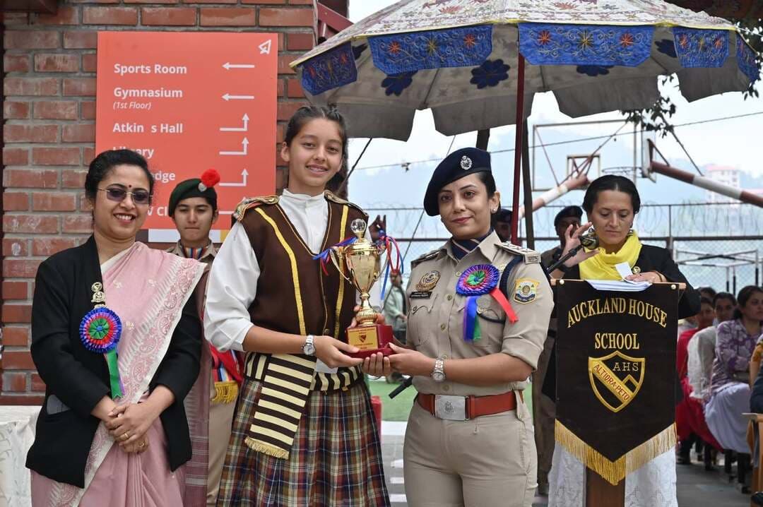 ऑकलैंड हाउस स्कूल के सीनियर सेक्शन स्पोर्ट्स डे में पुरातन छात्रा डीएसपी गीतांजलि ठाकुर रहीं मुख्य अतिथि
मैथ्यू हाउस ने जीता स्पोर्ट्स शील्ड और प्रोफिशिएंसी कप
शिमला, 3 सितंबर, 2026: ऑकलैंड हाउस स्कूल, शिमला के सीनियर सेक्शन में बुधवार को वार्षिक स्पोर्ट्स डे बड़े उत्साह, जोश और खेल भावना के साथ आयोजित किया गया। कार्यक्रम में विद्यालय की प्रतिष्ठित पुरातन छात्रा एवं हिमाचल प्रदेश पुलिस में उप पुलिस अधीक्षक (डीएसपी) तथा आईजीपी, सदर्न रेंज की स्टाफ ऑफिसर सुश्री गीतांजलि ठाकुर मुख्य अतिथि के रूप में शामिल हुईं।
अपने पुराने विद्यालय में पहुंचने पर मुख्य अतिथि का विद्यालय की डायरेक्टर प्रिंसिपल सुश्री स्मारकी सामंतराय तथा ऑकलैंड हाउस स्कूल फॉर बॉयज़ के प्रिंसिपल श्री रूबेन जॉन ने गर्मजोशी से स्वागत किया। इस अवसर पर विद्यार्थियों ने मुख्य अतिथि को औपचारिक स्वागत के साथ आकर्षक गार्ड ऑफ ऑनर भी दिया।
कार्यक्रम का एक प्रमुख आकर्षण चारों हाउस मैथ्यू, ड्यूरेंट, लेफ्रॉय और फ्रेंच का शानदार मार्च पास्ट रहा। विद्यार्थियों ने अनुशासन और तालमेल का परिचय देते हुए विद्यालय के पाइप बैंड द्वारा प्रस्तुत “स्कॉटलैंड द ब्रेव” और “सारे जहां से अच्छा” की धुनों पर कदमताल की। इसके बाद एनसीसी कैडेट्स की प्रभावशाली प्रस्तुति ने समारोह की गरिमा को और बढ़ाया।
स्पोर्ट्स डे के दौरान विद्यार्थियों ने विभिन्न रंगारंग और शारीरिक दक्षता से भरपूर प्रस्तुतियां दीं। डम्बल, लेजियम और रंग-बिरंगी रिबन लगी स्टिक्स के साथ पीटी डिस्प्ले ने दर्शकों का ध्यान आकर्षित किया। इसके अतिरिक्त विद्यार्थियों ने जिम्नास्टिक, योग, एरोबिक्स और कराटे में भी शानदार प्रदर्शन कर अपनी प्रतिभा और शारीरिक क्षमता का परिचय दिया।
प्रतियोगिताओं में ग्रुप ए के लिए ऑब्स्टेकल रेस और स्किपिंग रिले, जबकि ग्रुप बी और सी के लिए बैटन रिले और बॉल रिले आयोजित की गईं। कार्यक्रम में अभिभावकों और अतिथियों के लिए भी विशेष प्रतियोगिताएं आयोजित की गईं।
स्पेशल लेडीज़ रेस में सुश्री स्वाति चौहान दत्ता ने प्रथम स्थान हासिल किया। सुश्री पूनम बिरता दूसरे और सुश्री कुसुम शर्मा तीसरे स्थान पर रहीं।
वहीं, स्पेशल जेंटलमैन रेस में श्री हेमंत मेहता विजेता बने। श्री जनेश गुप्ता ने दूसरा तथा श्री अमित कुमार ने तीसरा स्थान प्राप्त किया।
कार्यक्रम की एक अन्य रोमांचक प्रतियोगिता स्टूडेंट्स वर्सेज टीचर्स रही, जिसमें विद्यार्थियों ने शिक्षकों को पराजित कर जीत दर्ज की। इस मुकाबले ने दर्शकों में खासा उत्साह पैदा किया।
व्यक्तिगत पुरस्कारों में रियाना नेगी को ग्रुप ए का बेस्ट जिम्नास्ट घोषित किया गया। वहीं, शबदीता चौहान और माधवी शर्मा को क्रमशः ग्रुप बी और ग्रुप सी में बेस्ट जिम्नास्ट का पुरस्कार मिला।
अन्य विशेष पुरस्कारों में रुहिन चौहान को पाइप बैंड, वैष्णवी शांडिल को एनसीसी तथा एंजल रतन को योग में उत्कृष्ट प्रदर्शन के लिए सम्मानित किया गया।
प्रतिष्ठित अंकुर चौहान मेमोरियल ट्रॉफी फॉर बेस्ट एथलीट संयुक्त रूप से अलवीना हरीश और आराधना ठाकुर को प्रदान की गई। वहीं, शबदीता चौहान को प्रतियोगिता का विक्टर लुडोरम घोषित किया गया।
इंटर-हाउस प्रतियोगिताओं में मैथ्यू हाउस ने सीनियर और जूनियर दोनों बास्केटबॉल प्रतियोगिताओं में जीत दर्ज की। ड्यूरेंट हाउस ने सीनियर टेबल टेनिस प्रतियोगिता जीती, जबकि फ्रेंच हाउस ने जूनियर टेबल टेनिस के साथ-साथ सीनियर और जूनियर दोनों बैडमिंटन प्रतियोगिताओं में शानदार जीत हासिल की।
मैथ्यू हाउस ने मेजर जनरल एंड मिसेज आई. पी. सिंह अवॉर्ड फॉर एक्सीलेंस इन फुटबॉल के साथ-साथ वॉलीबॉल कप भी अपने नाम किया। लेफ्रॉय हाउस ने शतरंज प्रतियोगिता में जीत हासिल की।
टग ऑफ वॉर प्रतियोगिता में मैथ्यू हाउस ने 6 अंकों के साथ पहला स्थान प्राप्त किया। ड्यूरेंट हाउस 4 अंकों के साथ दूसरे और लेफ्रॉय हाउस 2 अंकों के साथ तीसरे स्थान पर रहा।
ओवरऑल परिणामों में मैथ्यू हाउस ने 103 अंकों के साथ पहला स्थान हासिल किया। लेफ्रॉय हाउस 83 अंकों के साथ दूसरे, ड्यूरेंट हाउस 69 अंकों के साथ तीसरे, जबकि फ्रेंच हाउस 35 अंकों के साथ चौथे स्थान पर रहा।
पूरे खेल सत्र के दौरान उत्कृष्ट प्रदर्शन करते हुए मैथ्यू हाउस ने प्रतिष्ठित स्पोर्ट्स शील्ड और प्रोफिशिएंसी कप दोनों पर कब्जा कर ओवरऑल चैंपियन बनने का गौरव हासिल किया।
इस अवसर पर मुख्य अतिथि डीएसपी गीतांजलि ठाकुर ने अपने विद्यालय के दिनों को याद करते हुए विद्यार्थियों के साथ अपने अनुभव साझा किए। उन्होंने विद्यार्थियों को जीवन में अनुशासन, दृढ़ता, मेहनत, संकल्प और खेल भावना को अपनाने के लिए प्रेरित किया। उन्होंने कहा कि खेल विद्यार्थियों में आत्मविश्वास, नेतृत्व क्षमता और मजबूत चरित्र निर्माण में महत्वपूर्ण भूमिका निभाते हैं।
कार्यक्रम के अंत में मुख्य अतिथि ने विजेता विद्यार्थियों और उत्कृष्ट प्रदर्शन करने वाले प्रतिभागियों को पदक, ट्रॉफियां और अन्य पुरस्कार प्रदान किए। औपचारिक धन्यवाद प्रस्ताव के साथ ऑकलैंड हाउस स्कूल के सीनियर सेक्शन का यह भव्य स्पोर्ट्स डे खेल प्रतिभा, अनुशासन, टीमवर्क और खेल भावना की यादगार मिसाल बनकर संपन्न हुआ।