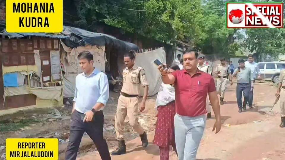 कैमूर जिला अधिकारी कुमार अनुराग ने दल बल के साथ किया बाढ़ क्षेत्र का दौरा,साथ में विधायक संगीता कुमार और sdm रत्ना प्रियदर्शिनी भी रही मौजूद।