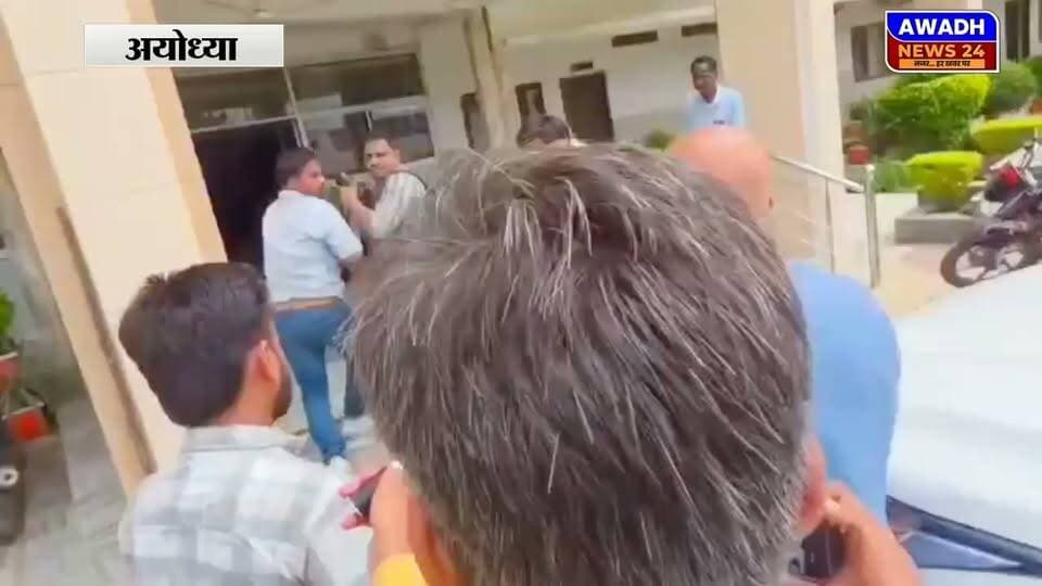 अयोध्या: राम मंदिर पहुँचते ही नए सी ओ नए जो बोला सब दंग रहा गए
अयोध्या राम मंदिर के लिए आए हुए नए सीओ जीतेन्द्र मिश्रा जैसे ही राम मंदिर पहुंचे, मीडिया नए कुछ सवाल करना चाहा तो उन्होंने कहा कि "देखिए... मैं आप सबको पहचानता हूँ, दोबारा आने नहीं दूंगा"।
#reelsviralシ #reelsviral #reelsvideoシ #facebookreelsviral #viralreelsシ #viralpost #viralreels #ayodhya #rammandirayodhya Awadh News24 Akhilesh Yadav