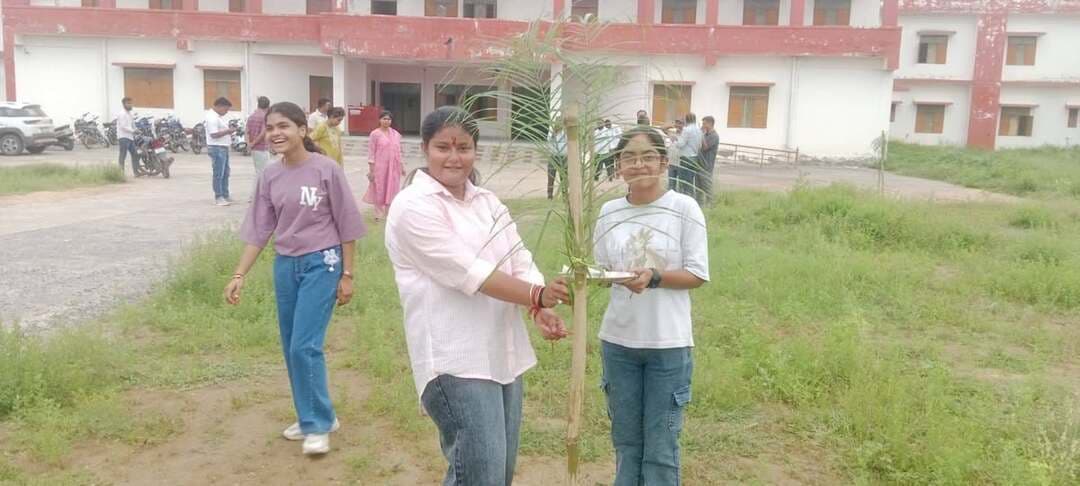 वृक्षो को बांधे रक्षा सूत्र, पर्यावरण संरक्षण का लिया संकल्प
-----
शासकीय आदर्श कन्या महाविद्यालय श्योपुर में वृक्षों को रक्षासूत्र बांधकर पर्यावरण का संकल्प लिया गया, इसके साथ ही महाविद्यालय की छात्राओं द्वारा प्राध्यापको को भी रक्षा सूत्र बांधे गये।
मध्यप्रदेश शासन एवं उच्च शिक्षा विभाग के निर्देशानुसार आयोजित कार्यक्रम में पेड़ों के राखी के साथ पर्व मनाने के कार्यक्रम में आज महाविद्यालय की छात्राओं ने महाविद्यालय के प्राध्यापको एवं पेड़ों को तिलक लगाकर रक्षा सूत्र बांधे।
इस अवसर पर महाविद्यालय के सहायक प्राध्यापक श्री रवि यादव द्वारा स्व रचित कविता का पाठ किया गया। कार्यक्रम में प्रशासनिक अधिकारी डॉ श्याम लाल बामनिया, श्रीमती वेदांकी खंडेलवाल, डॉ ललिता सिकरवार, डॉ महेश कुशवाहा, डॉ खेमराज आर्य, डॉ धर्मेंद्र शाक्य, डॉ योगेश बाथम, डॉ मनीष सैनी, डॉ राहुल कुमार कुशवाहा, डॉ संजय चौहान, डॉ कल्याण कुशवाहा, डॉ आर डी अहिरवार, खेलाधिकारी श्री हीरा सिंह सहित समस्त स्टाफ एवं छात्राएं उपस्थित रहे। कार्यक्रम का संचालन नोडल अधिकारी डॉ परवीन वर्मा द्वारा किया गया।
-
CM Madhya Pradesh
Jansampark Madhya Pradesh
#JansamparkMP
#sheopur