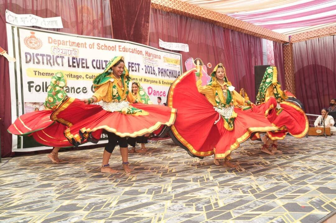राजकीय मॉडल संस्कृति विद्यालय सेक्टर 26 में जिला स्तरीय सांस्कृतिक महोत्सव का हुआ भव्य आयोजन
पंचकूला, 3 सितंबर: विद्यार्थियों को शिक्षा के साथ साथ कला, संस्कृति एवं अन्य गतिविधियों से जोड़कर उनके सर्वांगीण विकास की दिशा में विद्यालय शिक्षा विभाग, हरियाणा द्वारा पंचकूला में दो दिवसीय जिला स्तरीय उत्सव का आयोजन किया गया। इस वर्ष का आयोजन थीम हरियाणा की संस्कृति, नैतिक मूल्यों एवं पर्यावरण पर रखा गया है। कार्यक्रम का आयोजन राजकीय आदर्श संस्कृति वरिष्ठ माध्यमिक विद्यालय सेक्टर 26 के प्रांगण में किया गया। उत्सव में 4 विधाओं समूह लोकनृत्य, एकल लोकनृत्य, रागिनी और स्किट में सरकारी स्कूलों के विद्यार्थियों ने अपनी प्रतिभा का प्रदर्शन किया।
कार्यक्रम का शुभारंभ जिला मौलिक शिक्षा अधिकारी सुमन चौधरी ने माँ सरस्वती की प्रतिमा के समक्ष दीप प्रज्वलित करके किया। इस अवसर पर उप जिला शिक्षा अधिकारी रमेश बत्रा विशिष्ट अतिथि के रूप में मौजूद रहे। विद्यालय के प्रधानाचार्य संजीव अग्रवाल ने अतिथियों का स्वागत किया। कार्यक्रम जिला संयोजिका दीपा रानी भी उपस्थित रहीं।
दो दिवसीय समारोह में स्कूली बच्चे पारंपरिक हरियाणवी एवं क्षेत्रीय परिधानों में देशभक्ति, लोककला और संस्कृति से ओत प्रोत रंगारंग प्रस्तुतियाँ दी। कार्यक्रम स्थल पर विभिन्न विधाओं की कलाकृतियों और रंगोली की प्रदर्शनी भी लगाई गई जिसे अतिथियों व दर्शकों ने बहुत सराहा। उत्सव के पहले दिन कक्षा 5वीं से 8वीं तक के विद्यार्थियों ने भाग लिया। दूसरे दिन कक्षा 9 से 12 के विद्यार्थियों ने भाग लिया।
इस अवसर पर जिला मौलिक शिक्षा अधिकारी सुमन चैधरी ने कहा कि विद्यार्थियों में अपार प्रतिभा छिपी हुई है बस आवश्यकता है, उन्हें बाहर निकालने की। जिला स्तरीय आयोजन बच्चों को अपनी संस्कृति से जोड़े रखने के साथ-साथ उनके सर्वांगीण विकास में महत्वपूर्ण भूमिका निभाते हैं। उन्होने कहा कि शिक्षा विभाग का प्रयास है कि विद्यार्थियों को पढ़ाई के साथ-साथ कला एवं संस्कृति के क्षेत्र में भी अपनी प्रतिभा निखारने के पर्याप्त अवसर मिले। उन्होंने सभी प्रतिभागियों को शुभकामनाएँ दी। कक्षा 5 से 8 के ग्रुप में रागिनी विधा में राजकीय आदर्श संस्कृति वरिष्ठ माध्यमिक विद्यालय सेक्टर 26 ने प्रथम स्थान लेकर बाजी मारी। स्किट प्रतियोगिता में राजकीय आदर्श संस्कृति प्राथमिक विद्यालय नाडा साहिब प्रथम रहा, ग्रुप फोक डांस में सार्थक राजकीय आदर्श संस्कृति वरिष्ठ माध्यमिक विद्यालय सेक्टर 12 । प्रथम रहा और एकल नृत्य में राजकीय कन्या वरिष्ठ माध्यमिक विद्यालय बरवाला की छात्राओं ने बाजी मारी स कक्षा 9 से 12 ग्रुप में एकल नृत्य में राजकीय वरिष्ठ माध्यमिक विद्यालय सेक्टर 26 प्रथम रहा, स्किट प्रतियोगिता में राजकीय वरिष्ठ माध्यमिक विद्यालय बुंगा ने बाजी मारी। समूह नृत्य में राजकीय आदर्श संस्कृत वरिष्ठ माध्यमिक विद्यालय सेक्टर 26 ने बाजी मारी। रागिनी विधा में राजकीय वरिष्ठ माध्यमिक माध्यमिक थण्डोग प्रथम रहा। विद्यालय के प्रधानाचार्य संजीव अग्रवाल ने सभी विजेता प्रतिभागीयों को शुभकामनाएं दीं।
जिला मौलिक शिक्षा अधिकारी सुमन चौधरी और उप जिला शिक्षा अधिकारी रमेश बतरा ने स्कूल के प्रधानाचार्य और समस्त स्टाफ को कार्यक्रम के सफल आयोजन के लिए बधाई दी स इस अवसर पर विभिन्न स्कूलों के प्रधानाचार्य भी उपस्थित थे। कार्यक्रम को सफल बनाने में स्टाफ के सभी सदस्यों का महत्वपूर्ण योगदान रहा।