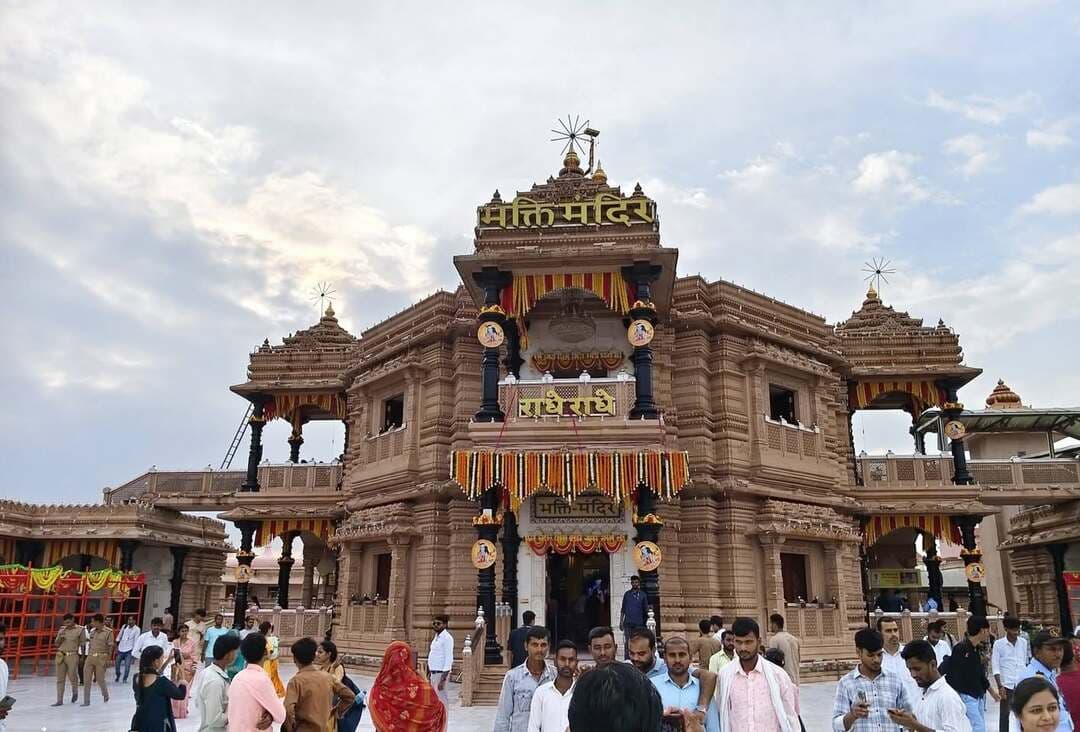 उत्तर प्रदेश के प्रतापगढ़ के मनगढ़ स्थित कृपाल धाम में श्रीकृष्ण जन्माष्टमी को लेकर हर साल की तरह इस साल काफी धूम मची हुई है। वहीं श्रद्धालुओं की सहूलियत और सुरक्षा को लेकर पुलिस और प्रशासन कई दिनों से तैयारियों में जुटे है। आलाधिकारी तैयारियों का जायजा भी लेने पहुंचे। जनकारी के मुताबिक दो स्थानीय थाना सहित 1100 पुलिस कर्मी लाखों श्रद्धालुओं की भीड़ को लेकर नियंत्रित करने में लगाये हुए। , 150 ड्यूटी प्वाइंट चिह्नित; दो बटालियन पीएसी समेत भारी पुलिस बल तैनात के साथ पुलिस और प्रशासन मुस्तैद है।
प्रतापगढ़ जिले के कुंडा थाना क्षेत्र के मनगढ़ स्थित कृपालु धाम में चार सितंबर को होने वाले भगवान श्रीकृष्ण जन्मोत्सव समारोह को लेकर पुलिस ने सुरक्षा व्यवस्था को अभेद्य बनाने की पूरी तैयारी कर ली है। लाखों श्रद्धालुओं के पहुंचने की संभावना को देखते हुए नगर से लेकर भक्तिधाम तक सुरक्षा के लिए 150 ड्यूटी प्वाइंट चिह्नित किए गए हैं। मंदिर के मुख्य प्रवेश द्वार और परिसर के भीतर एक-एक अस्थायी थाना भी बनाया जा रहा है।
श्रद्धालुओं की सुरक्षा के लिए पूरे क्षेत्र को सुपर जोन, तीन जोन और 13 सेक्टर में बांटा गया है। एएसपी वृजनंदन राय के निर्देशन और सीओ शिव नारायण वैस की अगुवाई में सुरक्षा व्यवस्था की तैयारियां कई माह से चल रही थीं।
सुरक्षा ड्यूटी में एक एएसपी, चार सीओ, 15 थाना प्रभारी, आठ इंस्पेक्टर, 163 उपनिरीक्षक, 16 महिला उपनिरीक्षक, 65 हेड कांस्टेबल, 259 पुरुष आरक्षी, 76 महिला आरक्षी, 278 पुरुष रंगरूट आरक्षी, 104 महिला रंगरूट आरक्षी और 41 यातायात पुलिसकर्मियों की ड्यूटी लगाई गई है। इसके अलावा दो बटालियन पीएसी, तीन मोबाइल क्यूआरटी और दो फायर टेंडर भी तैनात रहेंगे।
वाहनों का किया जाएगा डायवर्जन
इंस्पेक्टर अरविंद कुमार सिंह ने बताया कि श्रद्धालुओं की भीड़ को नियंत्रित करने के लिए निर्धारित स्थानों पर वाहन पार्किंग की व्यवस्था की गई है। साथ ही यातायात व्यवस्था सुचारु रखने के लिए मवई बाईपास, करेंटी रोड चौराहा, बेंती रोड चौराहा, मझिलगांव, तिलौरी मोड़ और मीरापुर से वाहनों का डायवर्जन किया जाएगा।
जूता-चप्पल स्टैंड नहीं होगा
इस बार मंदिर परिसर और उसके बाहर कहीं भी जूता-चप्पल स्टैंड की व्यवस्था नहीं की गई है। श्रद्धालुओं को अपने जूते-चप्पल की सुरक्षा स्वयं करनी होगी। मंदिर परिसर में जूते-चप्पल पहनकर प्रवेश पूरी तरह प्रतिबंधित रहेगा।
कृपालु धाम में श्रीकृष्ण जन्मोत्सव के दौरान श्रद्धालुओं की भीड़ एक दिन पहले से लेकर एक दिन बाद तक रहने की संभावना है। ऐसे में पुलिस ने भीड़ प्रबंधन, यातायात और सुरक्षा को लेकर व्यापक इंतजाम किए हैं।