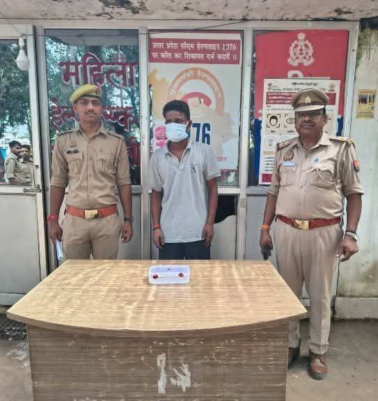 चोरी की सोने की चेन समेत आरोपी गिरफ्तार, 50 रुपये नकद बरामद
हरदोई। अतरौली थाना पुलिस ने चोरी के मामले में एक आरोपी को गिरफ्तार किया है। पुलिस ने आरोपी के कब्जे से चोरी की गई सोने की चेन और 50 रुपये नकद बरामद किए हैं। आरोपी के खिलाफ आवश्यक विधिक कार्रवाई की जा रही है।
पुलिस के अनुसार, 2 सितंबर 2026 को वादिनी नेहा देवी पत्नी कृष्ण कुमार, निवासी ग्राम गजाधरपुर, थाना टड़ियावां, हरदोई ने अतरौली थाने में तहरीर देकर बताया था कि 28 अगस्त 2026 को वह अपने पति के साथ अपने मायके ग्राम सिंहपुर, थाना अतरौली जा रही थीं। रास्ते में ग्राम रामपुर के पास पैदल जा रहे एक व्यक्ति ने बाइक सवार अपने साथी की मदद से उनकी चोटी से सोने की चेन और 300 रुपये चोरी कर लिए।
मामले में अतरौली थाने पर मुकदमा अपराध संख्या 328/26, धारा 303(2) बीएनएस के तहत अज्ञात व्यक्ति के खिलाफ मुकदमा दर्ज किया गया था। विवेचना के दौरान मामले में धारा 317(2) बीएनएस की वृद्धि की गई।
पुलिस ने विवेचना के दौरान प्रकाश में आए आरोपी भोला पुत्र रामस्वरूप, निवासी ग्राम बदरसा, थाना अतरौली, जनपद हरदोई को गिरफ्तार कर लिया। पुलिस ने उसके कब्जे से एक अदद सोने की चेन और 50 रुपये नकद बरामद किए।
गिरफ्तार करने वाली पुलिस टीम में उपनिरीक्षक जितेंद्र कुमार, कांस्टेबल रवि यादव, कांस्टेबल अजय, कांस्टेबल मुकेश और कांस्टेबल ब्रजेश शामिल रहे।