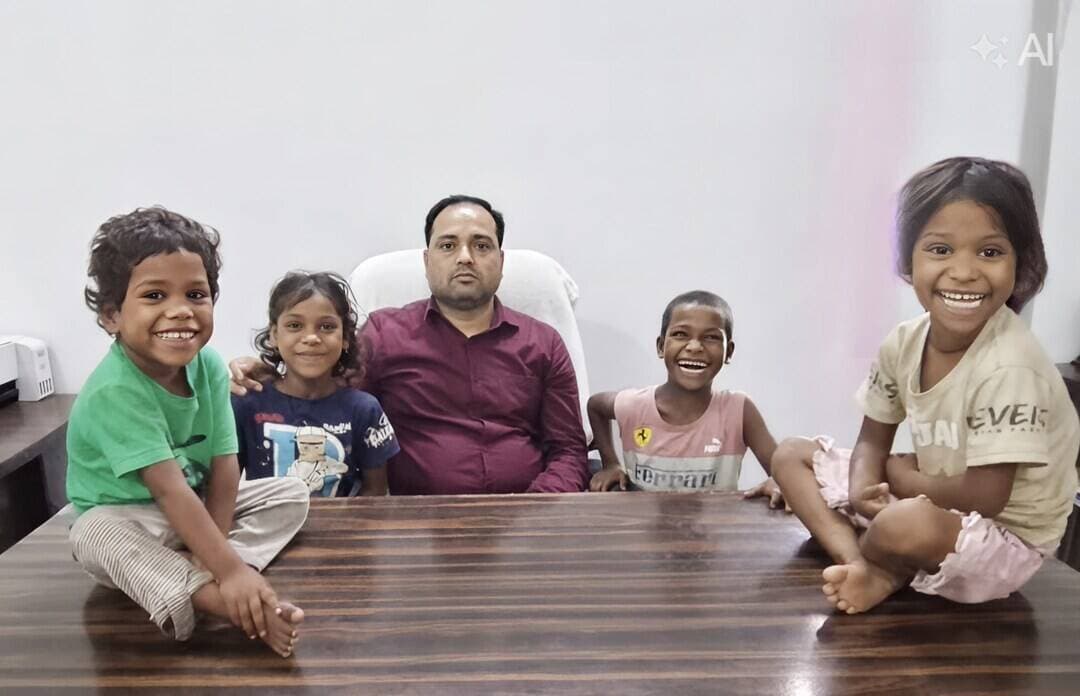 चार मासूम बहनों का सहारा बनी चाइल्ड हेल्पलाइन, ट्रेन में मिलीं चारों बच्चियां
हरदोई। कानपुर-बालामऊ पैसेंजर ट्रेन संख्या 54336 के जनरल कोच में बुधवार शाम चार मासूम बच्चियां संदिग्ध अवस्था में मिलीं। रेलवे सुरक्षा बल द्वारा पूछताछ किए जाने पर बच्चियों के गुमशुदा होने की जानकारी सामने आई। इसके बाद सूचना चाइल्ड हेल्पलाइन के टोल फ्री नंबर 1098 पर दर्ज कराई गई।
सूचना मिलते ही चाइल्ड हेल्पलाइन के परियोजना समन्वयक अनूप तिवारी के निर्देश पर टीम ने तत्काल कार्रवाई करते हुए चारों बच्चियों को रेस्क्यू किया। रात में उन्हें चाइल्ड हेल्पलाइन कार्यालय में सुरक्षित आश्रय दिया गया। अगले दिन बच्चियों की काउंसलिंग की गई।
काउंसलिंग के दौरान बच्चियों ने अपने नाम निशा (लगभग 6 वर्ष), काजल (लगभग 4 वर्ष), छुटकी (लगभग 5 वर्ष) और जानवी (लगभग 3 वर्ष) बताए। बच्चियों के मुताबिक उनके पिता का नाम बबलू है और उनका संबंध मसूदनगर, जनपद बाराबंकी से है।
बच्चियों ने बताया कि उनकी मां की काफी समय पहले मृत्यु हो चुकी है और पिता के बारे में उन्हें कोई जानकारी नहीं है। उनके पास रहने के लिए कोई स्थायी घर भी नहीं है। चारों बहनें मांगकर अपना भोजन आदि जुटाती थीं।
चाइल्ड हेल्पलाइन के परियोजना समन्वयक अनूप तिवारी और टीम ने बच्चियों के परिजनों की तलाश कर उनसे संपर्क करने के लिए काफी प्रयास किए, लेकिन अभी तक किसी परिजन से संपर्क नहीं हो सका है। परिजनों की तलाश लगातार जारी है।
अग्रिम कार्यवाही के लिए चारों बच्चियों को बाल कल्याण समिति के समक्ष प्रस्तुत किया गया। समिति के आदेश पर सभी बच्चियों को राजकीय विशिष्ट दत्तक ग्रहण अभिकरण, हरदोई में अस्थायी आश्रय प्रदान कराया गया।