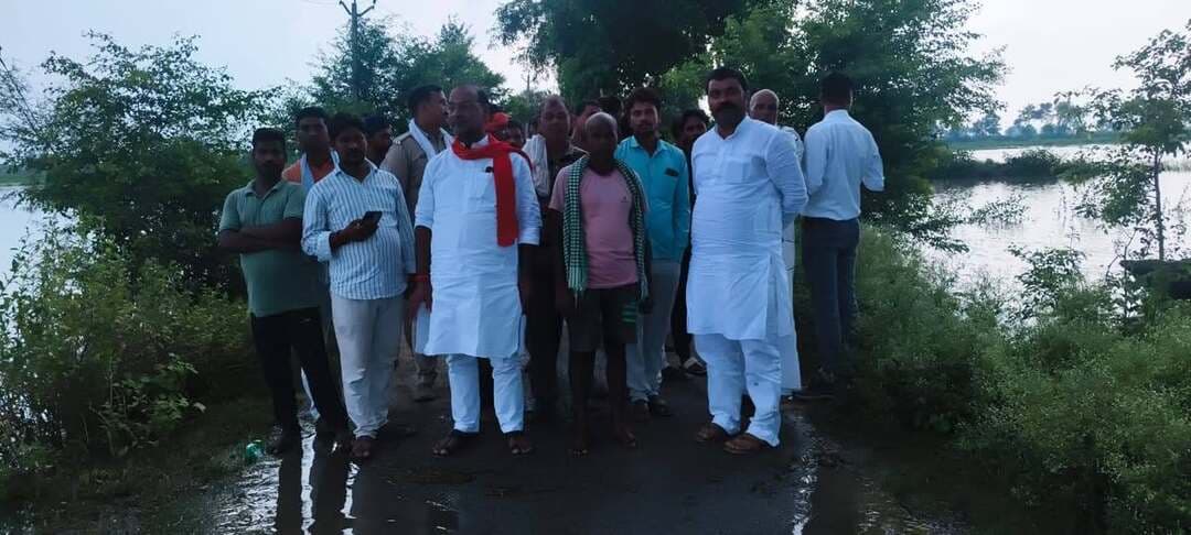 पूर्व विधायक अशोक सिंह ने बाढ़ प्रभावित गांवों का किया दौरा, प्रशासन से तेज राहत की मांग
रामगढ़/कैमूर। रामगढ़ के पूर्व विधायक अशोक सिंह ने गुरुवार को लगातार बढ़ते जलस्तर के कारण बाढ़ प्रभावित गोरार, सरियांव, मछनहटा, कुशहरिया और निपरान गांवों का निरीक्षण किया।
इस दौरान मसौढा पंचायत के मुखिया संजय सिंह उर्फ बब्बू सिंह एवं भाजपा कार्यकर्ता रहे मौजूद
इस दौरान उन्होंने बाढ़ प्रभावित किसानों और ग्रामीणों से मुलाकात कर उनकी समस्याओं की जानकारी ली। उन्होंने लोगों से नदी और जलभराव वाले क्षेत्रों से दूर रहने और सतर्कता बरतने की अपील की।
पूर्व विधायक ने बताया कि उन्होंने जिला प्रशासन से बात कर बाढ़ प्रभावित क्षेत्रों में राहत और बचाव कार्य तेज करने और प्रभावितों को हरसंभव सहायता उपलब्ध कराने को कहा है।