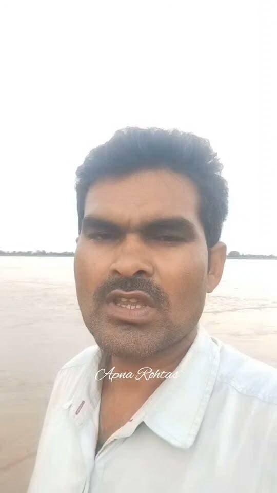 सोन नदी का कटाव बना किसानों के लिए बड़ा संकट, हर साल निगल रही खेती की जमीन
नौहट्टा प्रखंड क्षेत्र में बाढ़ का पानी कम होते ही सोन नदी के किनारे तबाही का मंजर सामने आने लगा है। इस वर्ष कई स्थानों पर सोन नदी करीब 10 से 12 फीट तक कटाव कर चुकी है। किसानों का कहना है कि हर साल उनकी उपजाऊ जमीन धीरे-धीरे सोन नदी में समाहित होती जा रही है, लेकिन कटाव रोकने के लिए अब तक कोई स्थायी व्यवस्था नहीं की गई।
वहीं बोहा नाला के पास पहाड़ी नदी ने करीब 15 लाख रुपये की लागत से बनी नवनिर्मित सड़क को काट दिया, जिससे पानी का बहाव बदल गया है। इसका असर दारानगर, बेलौंजा, सिंहपुर, थूम्हा सहित आसपास के क्षेत्रों में पड़ने की आशंका है। भदारा से रोहतास अवसानी नदी तक हजारों एकड़ धान की फसल संकट में बताई जा रही है।
किसानों ने सोन नदी के कटाव पर अविलंब रोकथाम और स्थायी तटबंध निर्माण की मांग की है। प्रखंड प्रमुख रानी देवी ने भी इस संबंध में जल संसाधन मंत्री को पत्र भेजा है।
क्या प्रशासन कटाव से पहले किसानों की जमीन बचाने के लिए कोई ठोस कदम उठाएगा?
#SonRiver #सोन_नदी #कटाव #Nauhatta #नौहट्टा #Rohtas #रोहतास #BiharNews #बिहार_समाचार #किसान #धान_की_फसल #बाढ़ #अपना_रोहतास #ApnaRohtas #GroundReport