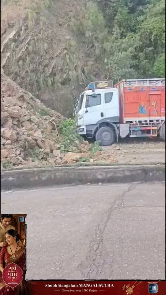 अर्की के बागा में पहाड़ दरकने से मलबे में तीन ट्रक