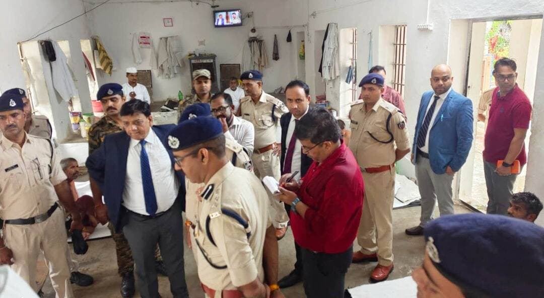 प्रधान जिला एवं सत्र न्यायाधीश श्री ललित किशोर ने किया केन्द्रीय जेल का निरीक्षण
प्रधान जिला व सत्र न्यायाधीश एवं अध्यक्ष जिला विधिक सेवा प्राधिकरण श्री ललित किशोर ने गुरुवार को केन्द्रीय जेल ग्वालियर का आकस्मिक निरीक्षण किया।
यह निरीक्षण उच्चतम न्यायालय एवं उच्च न्यायालय द्वारा समय-समय पर जारी दिशा-निर्देशों के कड़ाई से अनुपालन को सुनिश्चित करने के उद्देश्य से किया गया। प्रधान जिला न्यायाधीश श्री ललित किशोर ने निरीक्षण के दौरान जेल में निरूद्ध बंदियों की रहने की स्थिति, स्वच्छता, भोजन की गुणवत्ता और स्वास्थ्य सुविधाओं की सघन समीक्षा की गयी। साथ ही जेल में ऐसे निरूद्ध बंदी जिन्हें कानूनी सहायता की आवश्यकता है, उनकी समय पर जमानत आवेदन, अपील, रिवीजन इत्यादि कार्रवाई करने के लिए जेल अधिकारियों को जिला विधिक सेवा प्राधिकरण के माध्यम से निःशुल्क विधिक सहायता उपलब्ध कराने के आवश्यक दिशा-निर्देश दिए । निरीक्षण के दौरान जेल की बैरकों, पाकशाला और जेल अस्पताल का निरीक्षण कर उन्होंने व्यवस्थाओं को और अधिक सुदृढ़ बनाने पर बल दिया गया।
इस अवसर पर मुख्य न्यायिक मजिस्ट्रेट श्री प्रशांत कुमार पांडे, सचिव जिला विधिक सेवा प्राधिकरण श्री पुष्पेंद्र सिंह, प्रभारी कलेक्टर श्री सोजान सिंह रावत, वरिष्ठ पुलिस अधीक्षक श्री धर्मवीर सिंह, केंद्रीय जेल ग्वालियर के अधीक्षक श्री राकेश कुमार एवं जेल के अन्य अधिकारीगण उपस्थित रहे।
<nis:link nis:type=tag nis:id=gwalior nis:value=gwalior nis:enabled=true nis:link/>
PRO Gwalior
CM Madhya Pradesh