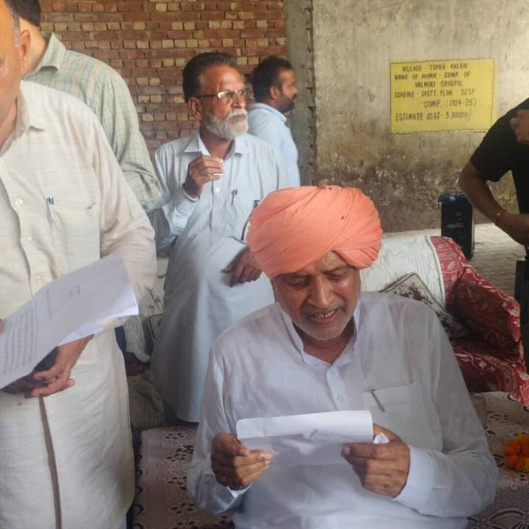 रादौर/यमुनानगर, 3 सितम्बर- हरियाणा के कृषि एवं किसान कल्याण, मत्स्य व पशुपालन मंत्री श्याम सिंह राणा कुंजल, अकबरपुर, टोपरा कलां, सागड़ी, अंटावा, रामगढ हिरण छप्पर, गांवों में पहुंचकर गांव वासियों से शिष्टाचार मुलाकात की। इस दौरान उन्होंने ग्रामीणों से क्षेत्र से जुड़े विभिन्न विषयों पर चर्चा की और सभी की समस्याओं एवं सुझावों को गंभीरता से सुना और साथ ही, हरियाणा सरकार द्वारा क्षेत्र में करवाए जा रहे विकास कार्यों एवं जनकल्याणकारी योजनाओं को लेकर भी ग्रामीणों से संवाद किया। उन्होंने कहा कि जनता के बीच रहकर उनकी समस्याओं को समझना और विकास कार्यों को गति देने तथा जनसमस्याओं के समाधान के लिए निरंतर प्रयास करना ही मेरी प्राथमिकता है। कृषि मंत्री ने कहा कि धान की फसल का सीजन शुरू हो चुका है। इसलिए किसान अपनी धान की फसल को अच्छी तरह से सुखाकर ही मंडी में लाएं ताकि उन्हें अपनी धान की फसल को बेचने में किसी प्रकार की समस्या का सामना न करना पड़ेे। उन्होंने कहा कि हम सभी जानते हैं कि जिस राजनैतिक दल की सोच अच्छी होगी, वहां विकास कार्य भी अच्छे होगेंं। उन्होंने कहा कि श्यामा प्रसाद मुखर्जी एवं पंडित दीनदयाल उपाध्याय की सोच थी कि जनकल्याणकारी नीतियों का लाभ अंतिम व्यक्ति तक पहुंचें। इसी सोच के साथ केन्द्र व प्रदेश की भाजपा सरकार ने अपने शासनकाल में देश व प्रदेश में असंख्य विकास कार्य किए गए हैं, इसके साथ-साथ देश की अर्थव्यवस्था मजबूत होने के साथ ही अनेकों जनकल्याणकारी योजनाएं एवं नीतियां बनाई गई है। जिनका लाभ प्रत्येक समाज के अंतिम व्यक्ति तक पहुंच रहा है। कृषि मंत्री ने कहा कि सरकार की सभी नीतियों एवं योजनाओं का लाभ हर वर्ग के अन्तिम व्यक्ति तक पहुंचे, ऐसी सोच रखने वाले भाजपा के निर्माता एवं पंडित दीनदयाल उपाध्याय की जयंती 25 सितम्बर 2026 को अनाज मंडी रादौर में सुबह की सैर के रूप में मनाया जाएगा। उन्होंने बताया कि पंडित दीनदयाल उपाध्याय का जन्म गरीब ब्राह्मण परिवार में हुआ था। वह पढ़ने लिखने में बहुत ही होशियार थे, उनके अंदर देश सेवा का जज्बा भरा हुआ था, उनका मकसद अंत्योदय की भावना से हर योजना का लाभ गरीब व्यक्ति तक पहुंचाना था। इस प्रकार केन्द्र व प्रदेश की भाजपा सरकार अंत्योदय की नीति पर चलते हुए प्रदेश को आगे बढ़ा रहे हैं। उन्होंने सभी भाजपा नेताओं, कार्यकर्ताओं, सरपंचों एवं ग्रामीणों का आह्वान किया कि वह पंडित दीनदयाल उपाध्याय की जयंती समारोह में परिवार सहित सादर आमंत्रित हैं।
कृषि मंत्री ने ग्रामीणों को बताया कि भाजपा के शासनकाल से पहले राजनैतिक दलों में भाई-भतीजावाद हाव