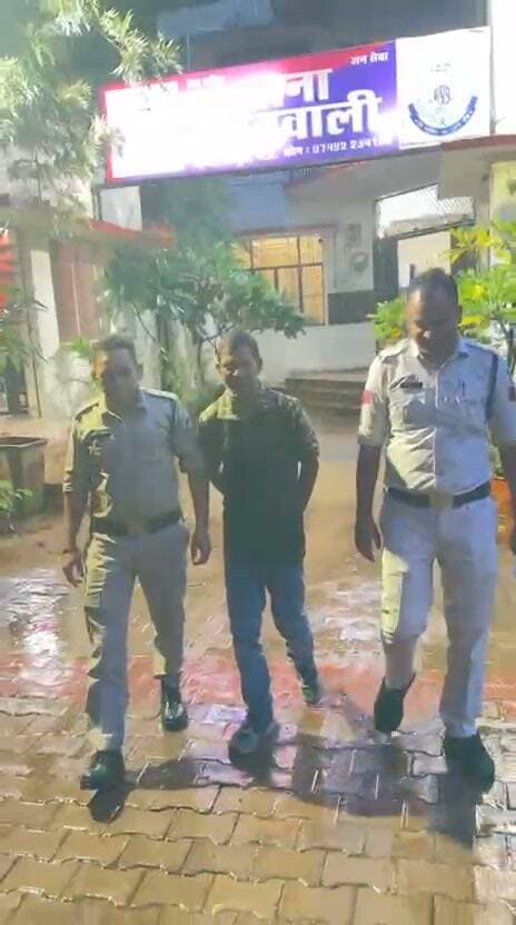 शिवपुरी- थाना कोतवाली द्वारा रंगदारी करने एवं शराब के लिये पैसे मांगने के अप.क्र. 684/26 में आरोपी अशोक राठौर को गिरफ्तार किया गया।