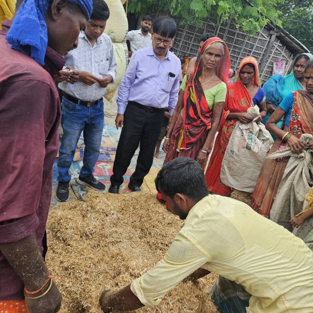 समाहरणालय पूर्णिया,
जनसंपर्क कार्यालय,
प्रेस विज्ञप्ति:-1275,
दिनांक 03/9/2026,
==================
रूपौली में बैक वाटर पर जिला प्रशासन की चौकसी;- 15 नावों का परिचालन, लगभग 118 क्विंटल से अधिक पशुचारा वितरित:-
धमदाहा अनुमंडल अंतर्गत रूपौली अंचल में कोशी नदी के बैक वॉटर से खेत खलिहान एवं निचले इलाके में पानी फैलने पर जिला प्रशासन पूरी तरह अलर्ट मोड है।
रूपौली अंचल के निचले एवं तटवर्ती इलाकों—विशेष रूप से कोयली सिमरा पूर्व, कोयली सिमरा पश्चिम,काँप, भौआ प्रबल और विजय लालगंज में जलस्तर के फैलाव पर प्रभावित क्षेत्रों में आमजन की सुरक्षा एवं सुगम आवागमन के लिए व्यापक प्रबंध किए गए हैं।
जलभराव प्रभावित क्षेत्रों में ग्रामीणों के सुरक्षित आवागमन को सुनिश्चित करने के उद्देश्य से रूपौली अंचल में कुल 15 नावें निरंतर परिचालित की जा रही हैं, जिनमें 11 सरकारी और 4 निजी एकरारनामा वाली नावें शामिल हैं।
इसके साथ ही, जलभराव के कारण पशुपालकों के सामने उत्पन्न हुई चारे की समस्या के समाधान हेतु प्रशासन द्वारा 449 परिवार को लगभग 118 क्विंटल सूखा पशुचारा का वितरण किया गया है।
जनसामान्य की सुविधा एवं स्वच्छता को ध्यान में रखते हुए 02 अस्थायी शौचालयों का भी सुचारू रूप से संचालन किया जा रहा है।
एडीएमओ पूर्णिया श्री प्रणव कुमार ने बताया की अभी खेत खलिहान में जल जमाव है। मानव आबादी अभी सुरक्षित एवं स्थिति नियंत्रण में है एवं यातायात सुगम है।
किसी भी आकस्मिक अथवा आपातकालीन स्थिति में तुरंत जिला आपात कालीन संचालन केंद्र 06454242317/19/20 या अंचल कार्यालय को सूचित करें।
