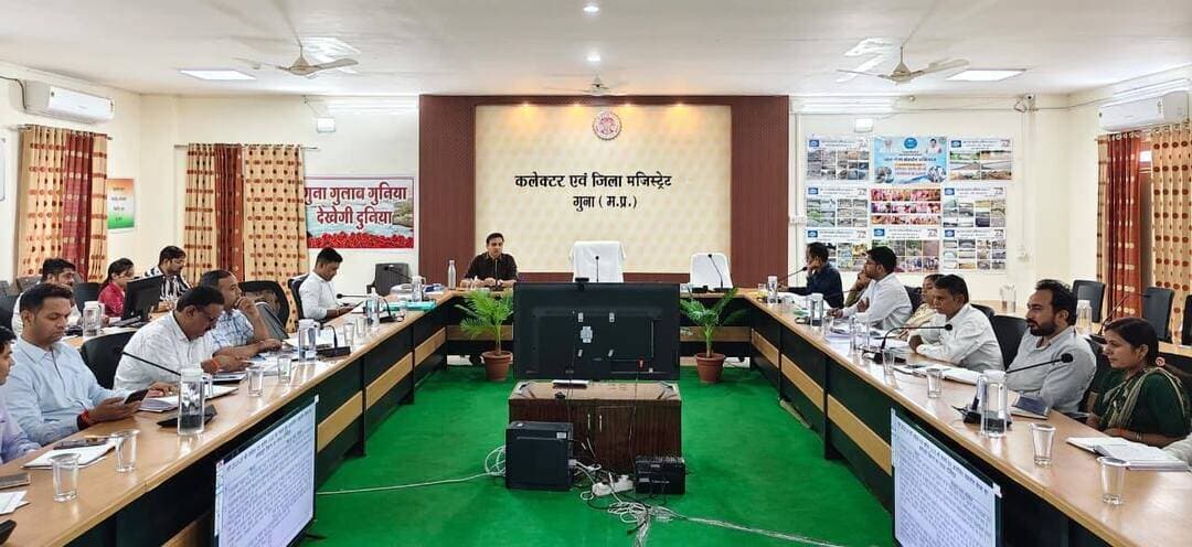 #गुना - सीईओ जिला पंचायत की अध्यक्षता में विभिन्न विभागों की समीक्षा बैठक संपन्न
मुख्य कार्यपालन अधिकारी जिला पंचायत श्री अभिषेक दुबे की अध्यक्षता में जिला पंचायत सभागार में खाद्य, नागरिक आपूर्ति, कृषि, पशुपालन, मत्स्य एवं उद्यानिकी विभाग की विस्तृत समीक्षा बैठक आयोजित की गई। बैठक में जन-कल्याणकारी योजनाओं की प्रगति, राशन वितरण, पशु चिकित्सा, उद्यानिकी क्षेत्र विस्तार एवं कृषि नवाचारों की गहन समीक्षा कर आवश्यक दिशा-निर्देश जारी किए गए।
खाद्य एवं नागरिक आपूर्ति विभाग की समीक्षा के दौरान बताया गया कि ‘मुख्यमंत्री जन-विश्वास अभियान 2026’ के तहत प्रत्येक शुक्रवार को अधिकारियों द्वारा ग्रामीण क्षेत्रों में राशन दुकानों, गैस गोदामों एवं पेट्रोल पंपों का अनिवार्य निरीक्षण किया जा रहा है। सीएम हेल्पलाइन की शिकायतों के निराकरण में जिला खाद्य विभाग ने उत्कृष्ट प्रदर्शन करते हुए अगस्त माह में प्रदेश में 11वां स्थान (A ग्रेड) प्राप्त किया है। जिले में PDS के अंतर्गत अगस्त व सितंबर माह का एकमुश्त राशन वितरण जारी है तथा नवीन पात्रताओं के लिए ई-केवाईसी प्रक्रिया प्रगति पर है। इसके अतिरिक्त खरीफ विपणन वर्ष 2026-27 के लिए धान उपार्जन पंजीयन 15 सितंबर से 10 अक्टूबर 2026 तक 04 निर्धारित केंद्रों पर किया जाएगा।
पशुपालन एवं डेयरी विभाग के अंतर्गत जिले में 08 मोबाइल वेटरनरी वाहन (MVU) टोल-फ्री नंबर 1962 के माध्यम से पशुपालकों को घर पहुँच चिकित्सा सुविधा उपलब्ध करा रहे हैं। सीईओ द्वारा घर पहुँच सेवा की पूर्व सूचना एक दिन पहले देने के निर्देश दिए गए।
उद्यानिकी एवं खाद्य प्रसंस्करण विभाग की समीक्षा में बताया गया कि गुना जिले का उद्यानिकी रकबा वर्तमान में 17 प्रतिशत है, जो ग्वालियर व चंबल संभाग में सर्वाधिक है। चालू वित्तीय वर्ष में इसे बढ़ाकर 20 प्रतिशत से अधिक करने के लक्ष्य के तहत अब तक लगभग 4,000 हेक्टेयर में क्षेत्र विस्तार किया जा चुका है। जिले की प्रमुख फसलों जैसे धनिया, मिर्च और आलू की प्रसंस्करण इकाइयों को प्राथमिकता दी जा रही है तथा उच्च मूल्य वाली फसलों के क्लस्टर तैयार किए जा रहे हैं।
मत्स्योद्योग विभाग द्वारा वर्ष 2026-27 में अब तक 138 लाख मत्स्य बीज शासकीय दरों पर वितरित किए गए हैं। साथ ही हाइजीनिक तरीके से मछली विक्रय हेतु ‘मुख्यमंत्री मछुआ समृद्धि योजना’ के तहत जिले में 18 स्मार्ट फिश पार्लर स्थापित किए गए हैं।
कृषि विभाग के गुण नियंत्रण अभियान के तहत सख्त कार्रवाई करते हुए अमानक पाए गए नमूनों के आधार पर 29 बीज विक्रेताओं तथा 02 उर्वरक विक्रेताओं के लाइसेंस निलंबित किए गए हैं, जबकि 03 कीटनाशक फर्मों के लाइसेंस निरस्त किए गए हैं। इसके अलावा कृषि नवाचार के रूप में ‘आत्मा योजना’ के तहत जिले में पहली बार 100 किसानों के 100 हेक्टेयर क्षेत्र में सुपरफूड 'चिया सीड' की सफलतापूर्वक खेती कराई गई है, जिससे किसानों को ₹20,000 से ₹22,000 प्रति क्विंटल तक का बेहतर बाज़ार मूल्य प्राप्त हो रहा है।
#Guna CM Madhya Pradesh Jansampark Madhya Pradesh Gwalior Commissioner