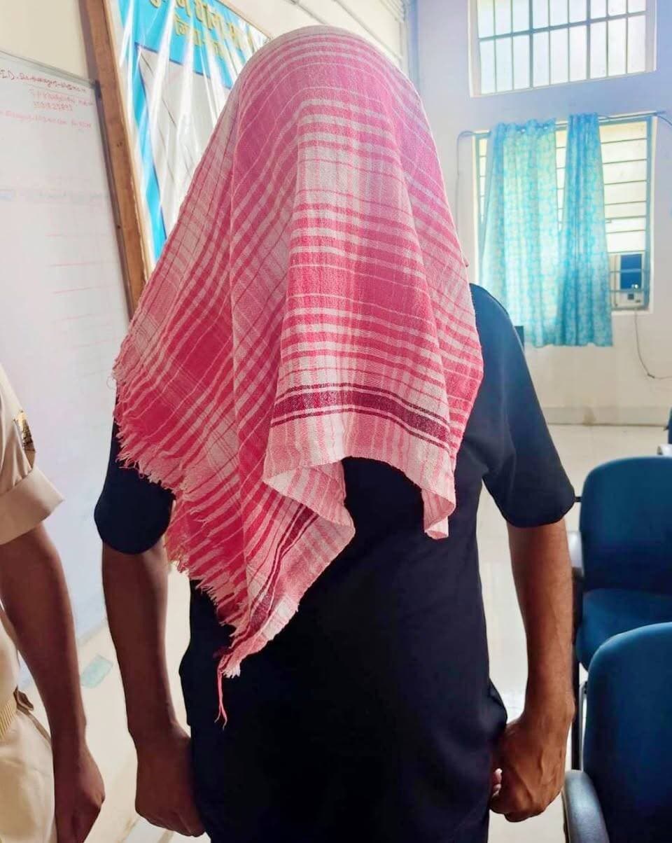 दुष्कर्म मामले का फरार आरोपी लल्लू मुखिया गिरफ्तार,सिलिगुड़ी के होटल से हुई गिरफ्तारी
किशनगंज जिला के पोआखाली थाना कांड संख्या 120/26 के दुष्कर्म मामले में फरार चल रहे प्राथमिकी अभियुक्त अहमद हुसैन उर्फ लल्लू उर्फ लल्लू मुखिया को किशनगंज पुलिस की विशेष टीम ने गिरफ्तार कर लिया है।
किशनगंज एसपी संतोष कुमार के निर्देश पर गठित विशेष टीम ने मानवीय एवं तकनीकी सूचना के आधार पर 3 सितंबर 2026 को पश्चिम बंगाल के नॉर्थ बंगाल मेडिकल कॉलेज, सिलीगुड़ी के पास स्थित एक होटल से आरोपी को गिरफ्तार किया। गिरफ्तारी में पश्चिम बंगाल पुलिस का भी सहयोग लिया गया।
मामले में आरोपी के विरुद्ध पोवाखाली एवं सुखानी थाना में 8 से अधिक कांड दर्ज बताए गए हैं। पुलिस द्वारा आरोपी से पूछताछ के साथ मामले में आगे की कार्रवाई की जा रही है। गिरफ्तार अभियुक्त को किशनगंज न्यायालय में प्रस्तुत कर न्यायिक हिरासत में भेजने की प्रक्रिया की जा रही है।
पुलिस ने बताया कि मामले के अनुसंधान के दौरान वैज्ञानिक साक्ष्य भी संकलित किए गए हैं और अन्य बिंदुओं पर जांच किया गया है। Kishanganj Police District Kishanganj Bihar Police Araria Police Dr Md Jawaid M.T.News