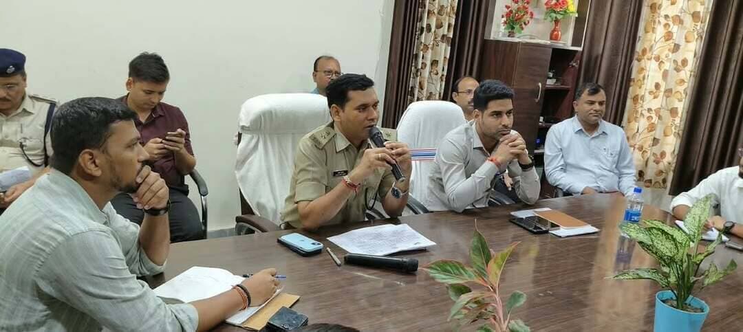 किशनगंज जिला अन्तर्गत आज दिनांक 03-09-2026 को डीएम नवीन कुमार एवं एसपी संतोष कुमार की संयुक्त अध्यक्षता में ठाकुरगंज ब्लॉक के सभागार में बिहार के बाहर से आने वाले गिट्टी, बालू, फर्जी GST बिल एवं माइनिंग चालान, मवेशी, बेडमिशाली, कोयला, लकड़ी, ब्राउन शुगर, स्मैक, गांजा, गोल्ड, सिल्वर आदि की अवैध तस्करी की जांच एवं रोकथाम हेतु गलगलिया चेक पोस्ट पर प्रतिनियुक्त मजिस्ट्रेट एवं पुलिस अधिकारियों के साथ जॉइंट ब्रीफिंग की गई।जिला पदाधिकारी एवं पुलिस कप्तान द्वारा चेक पोस्ट पर प्रतिनियुक्त अधिकारियों को निर्देश दिया गया कि अपने ड्यूटी आवर में सजग होकर वाहनों की जांच करना सुनिश्चित करेंगे ।
बैठक में सहायक निदेशक, खान एवं भूतत्व, किशनगंज द्वारा बिहार राज्य के बाहर से आने वाले बालू, गिट्टी लदे वाहन की जांच SOP की विस्तृत जानकारी दी गयी।
परिवहन विभाग, GST और आबकारी (Excise) विभाग के द्वारा भी वाहनों के कागजात की विस्तृत जानकारी मजिस्ट्रेट एवं पुलिस पदाधिकारी के साथ साझा की गई।
निर्देश देते हुए उन्होंने कहा कि सभी संबंधित विभाग के पदाधिकारी आपस में समन्वय स्थापित कर गलगलिया चेक पोस्ट पर नियमित रूप से चौकन्ना रहकर निगरानी सुनिश्चित करेंगे ।
इस अवसर पर अपर समाहर्ता आपदा प्रबंधन जिला खनन पदाधिकारी, जिला परिवहन पदाधिकारी, उत्पाद कप्तान ,पुलिस उपकप्तान सहित संबंधित विभाग के पदाधिकारी गण आदि उपस्थित थे। #viralreels #viralreelschallenge #viralchallenge #videogames #vacaciones #venezuela #newyork #viralpost #2026Goals